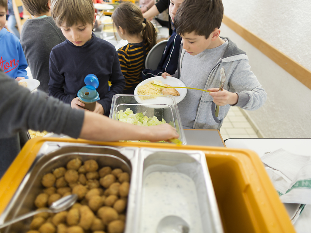 Schüler beim Mittagessen