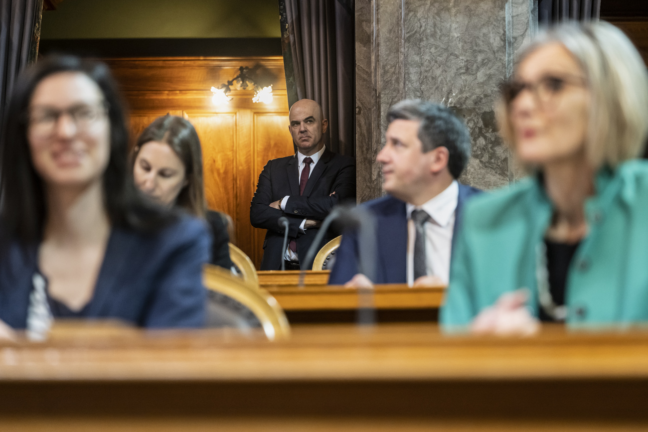Alain Berset attend de s exprimer à la session extraordinaire du Parlement en avril 2023