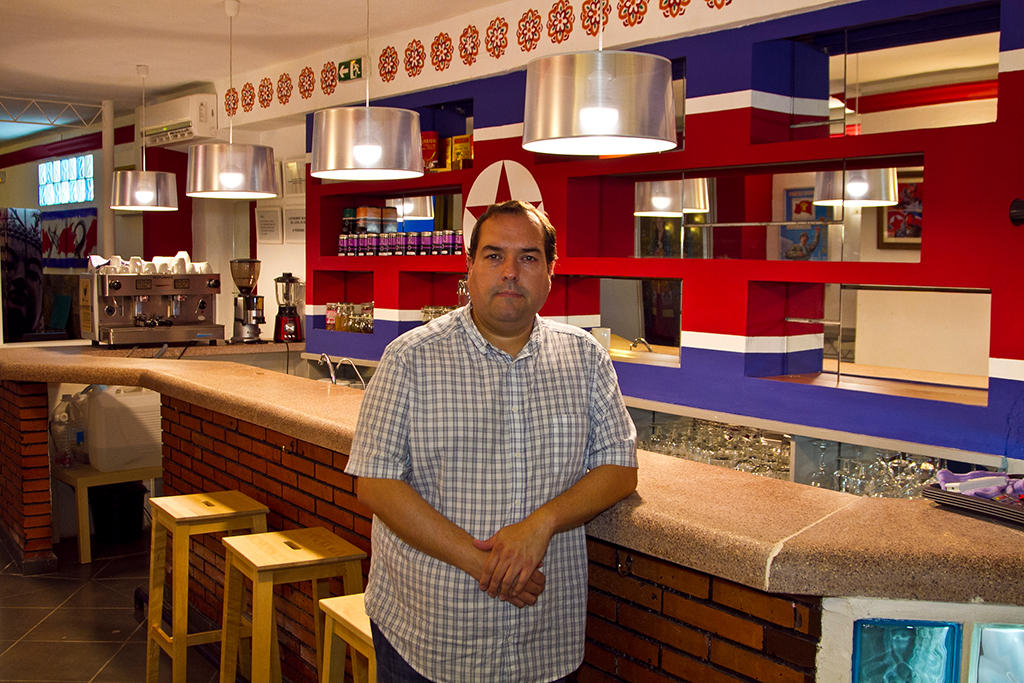 Alejandro Cao de Benós nel suo bar