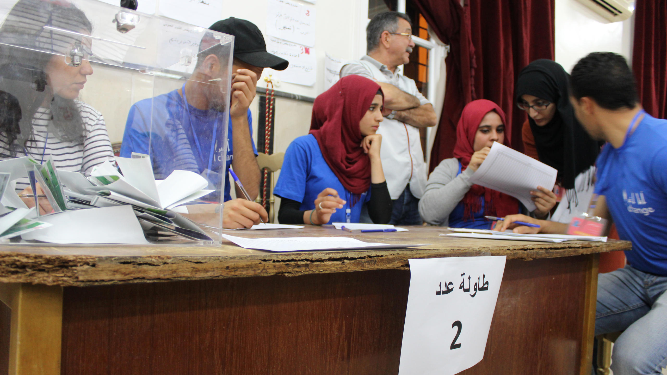 عملية تصويت شفافة تحت إشراف الشبان