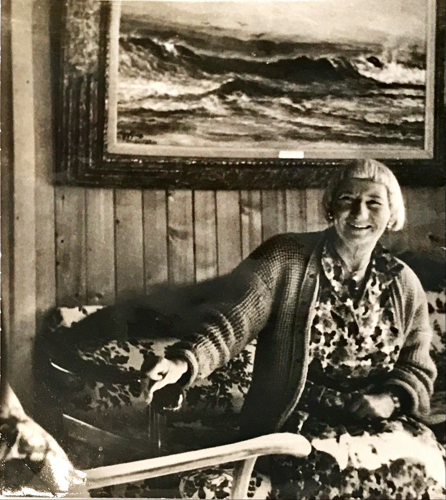 Femme assise dans une pièce en bois.