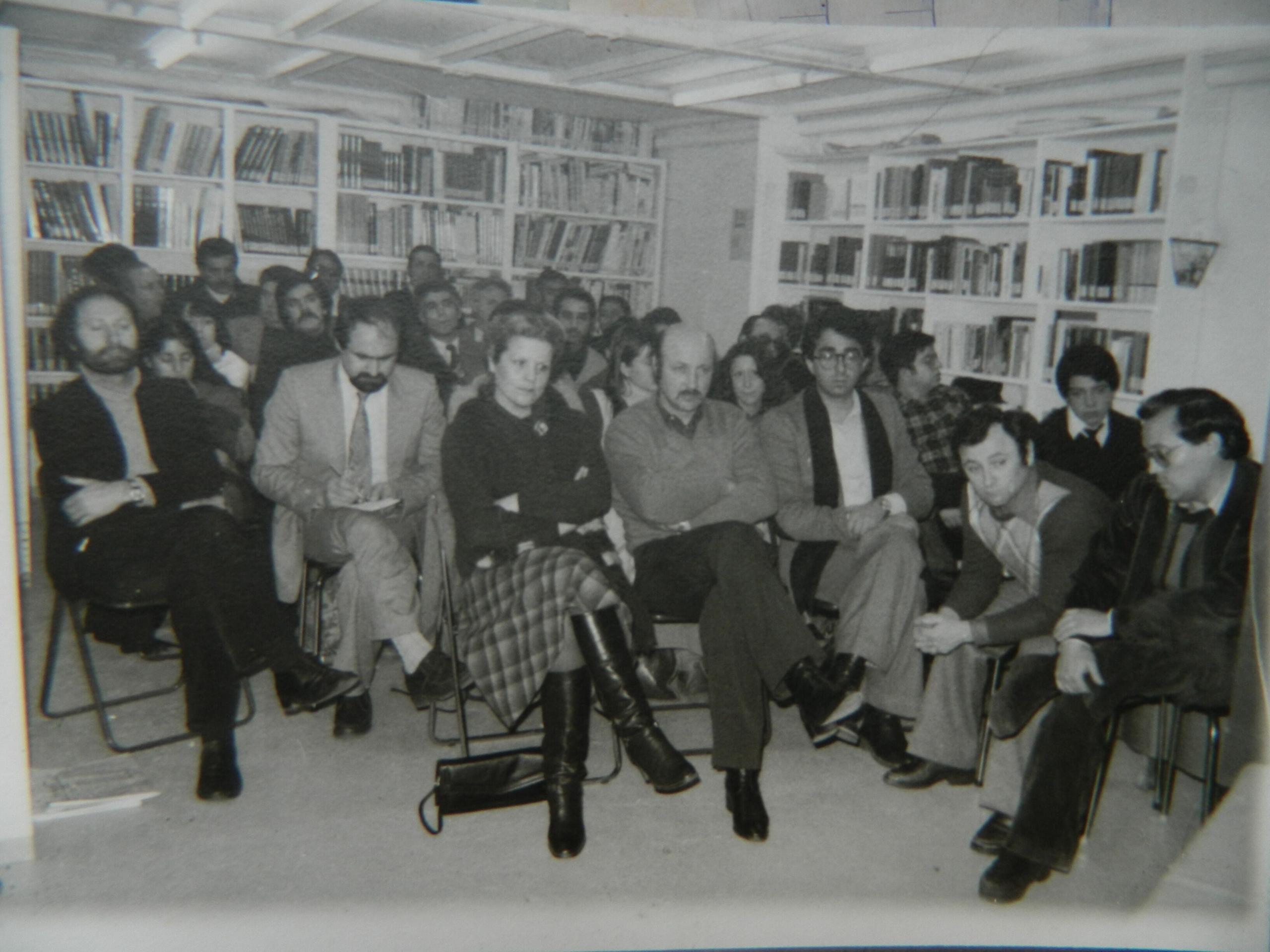 foto en blanco y negro de un grupo sentado