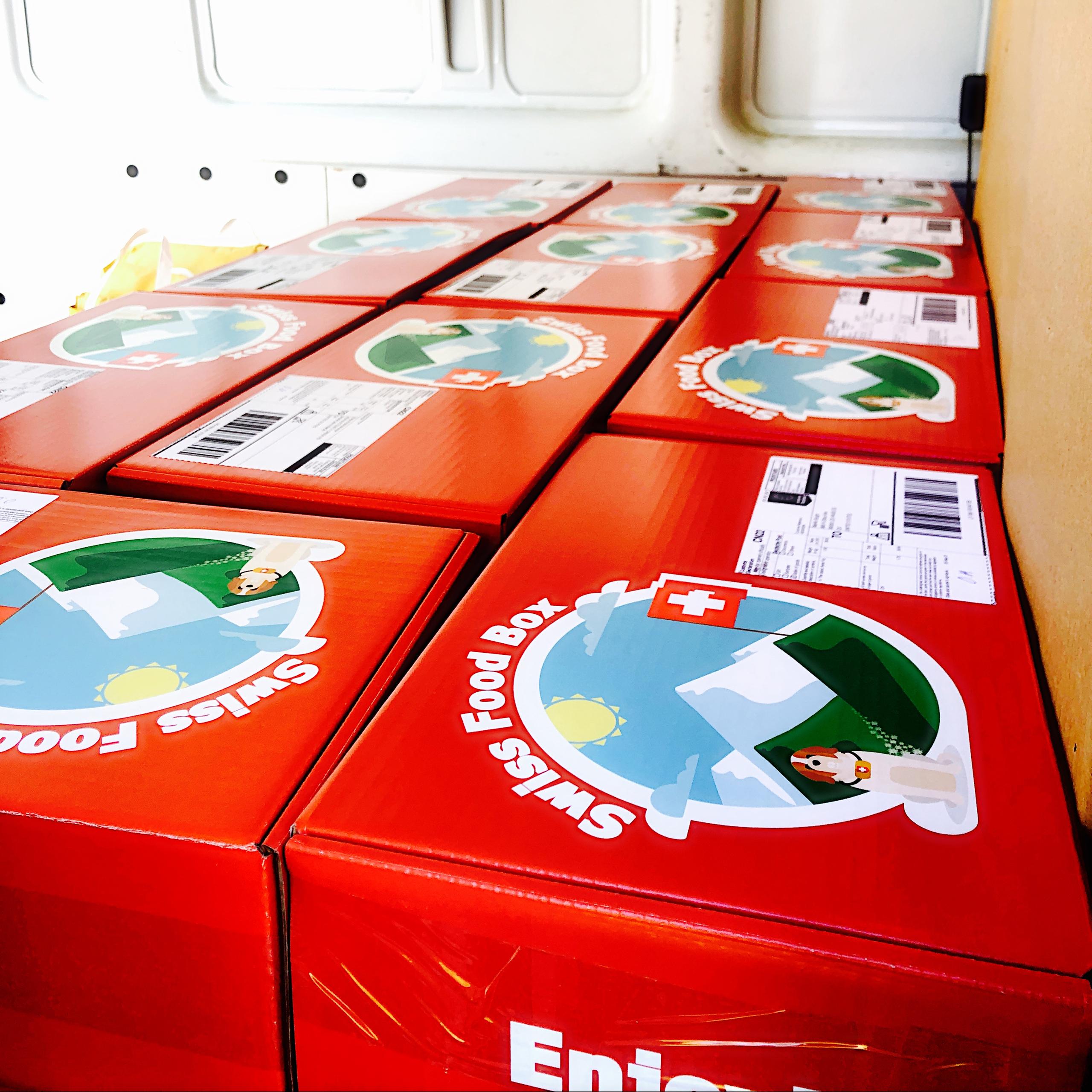 Boxen bereit zum Versenden im Lieferwagen