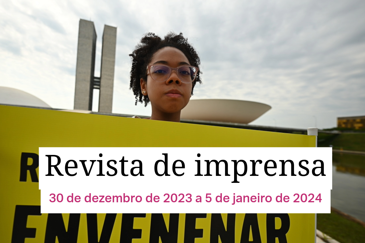 Mulher segurando um cartaz
