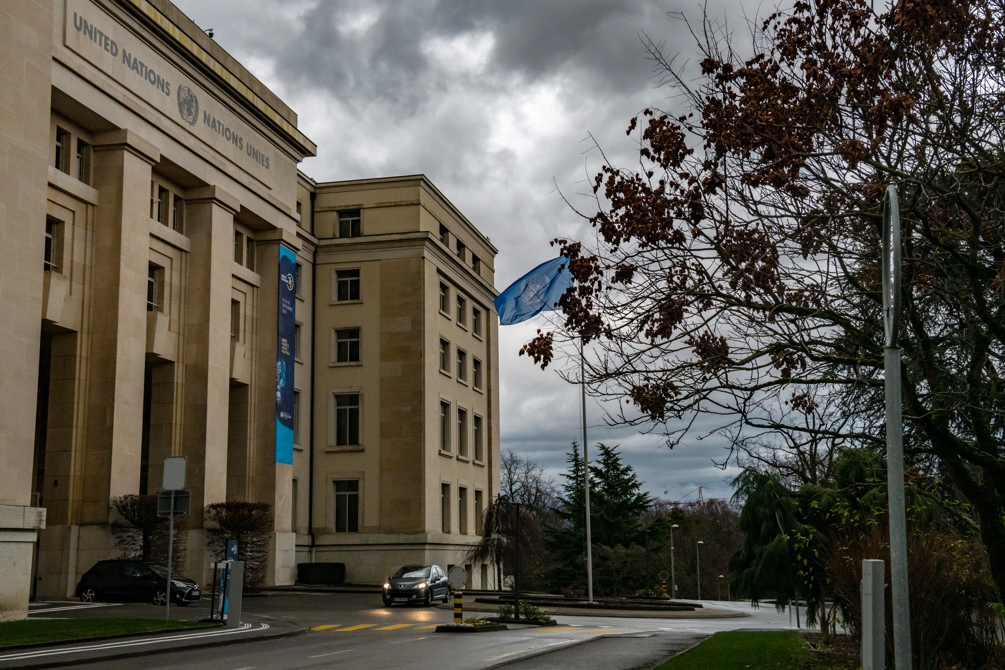 Der Palais des Nations von aussen unter einem düsteren Himmel