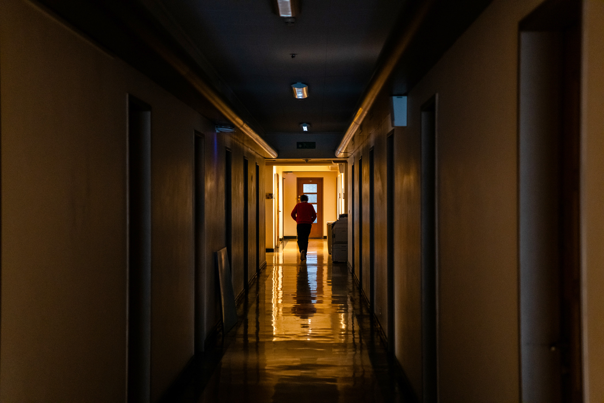 パレ・デ・ナシオンの暗い廊下