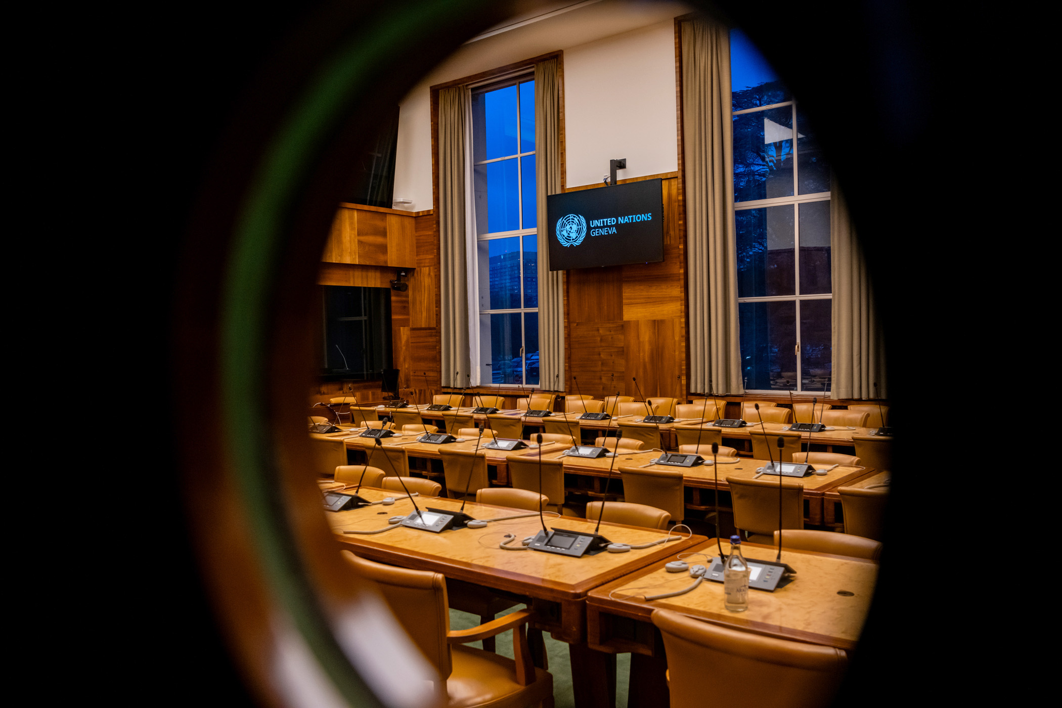 Lumière tamisée dans une salle de session de l ONU à Genève