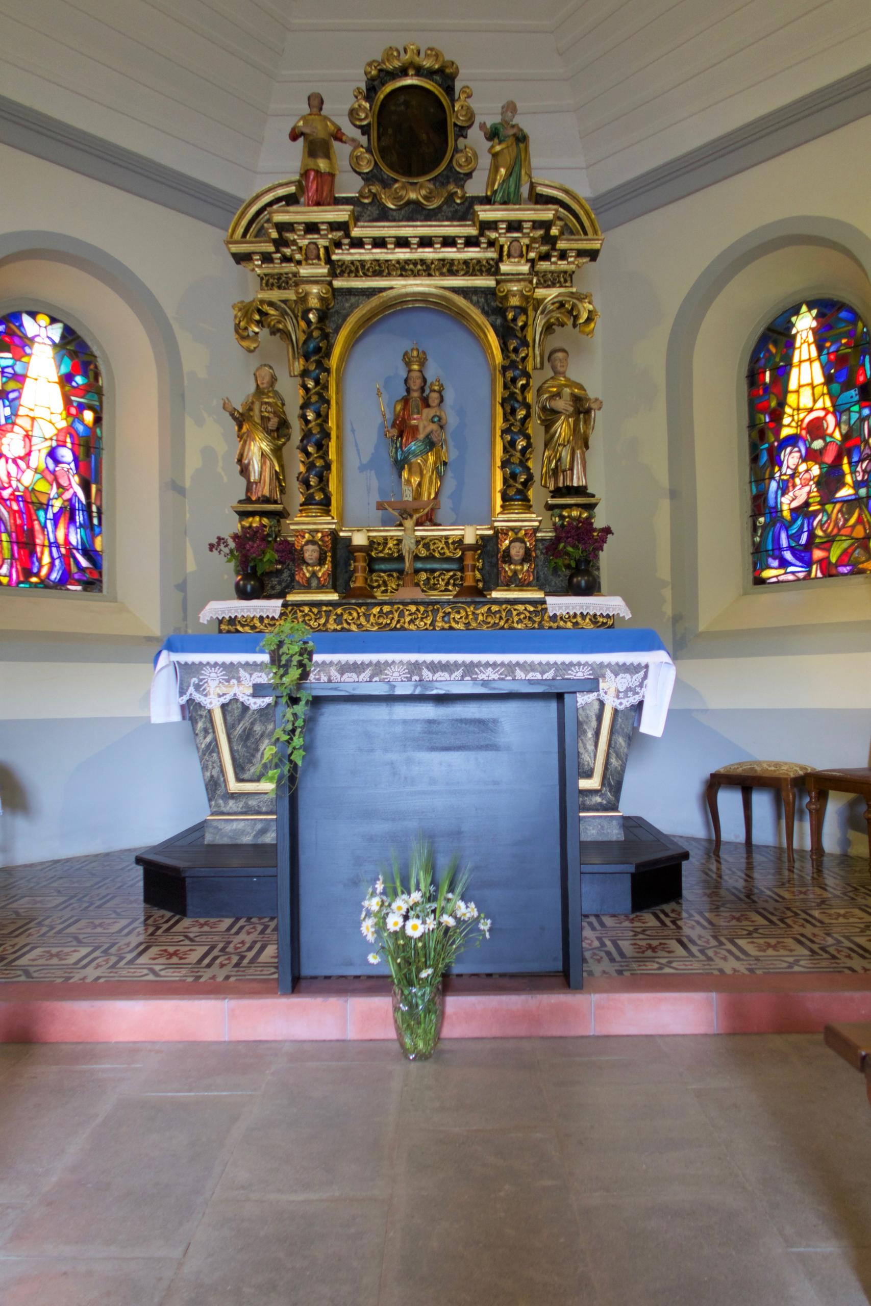 Blumen vor einem Altar.