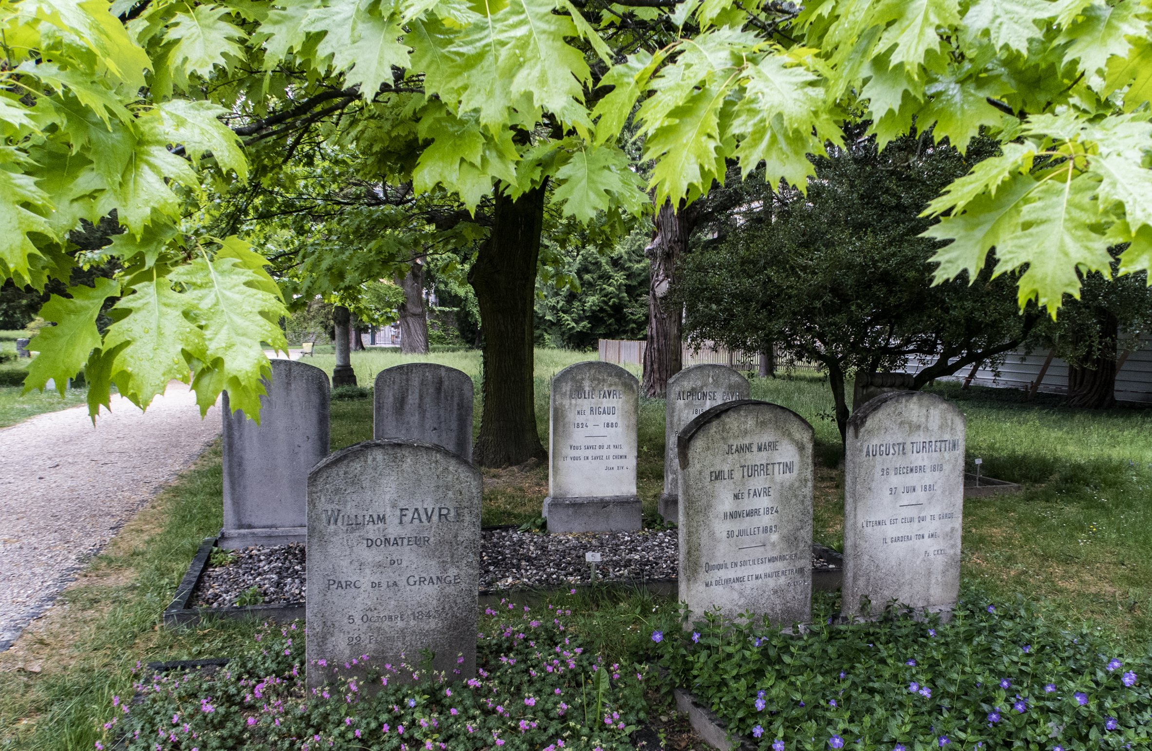 市議会議員だったウィリアム・ファーブルの墓と隣人たち