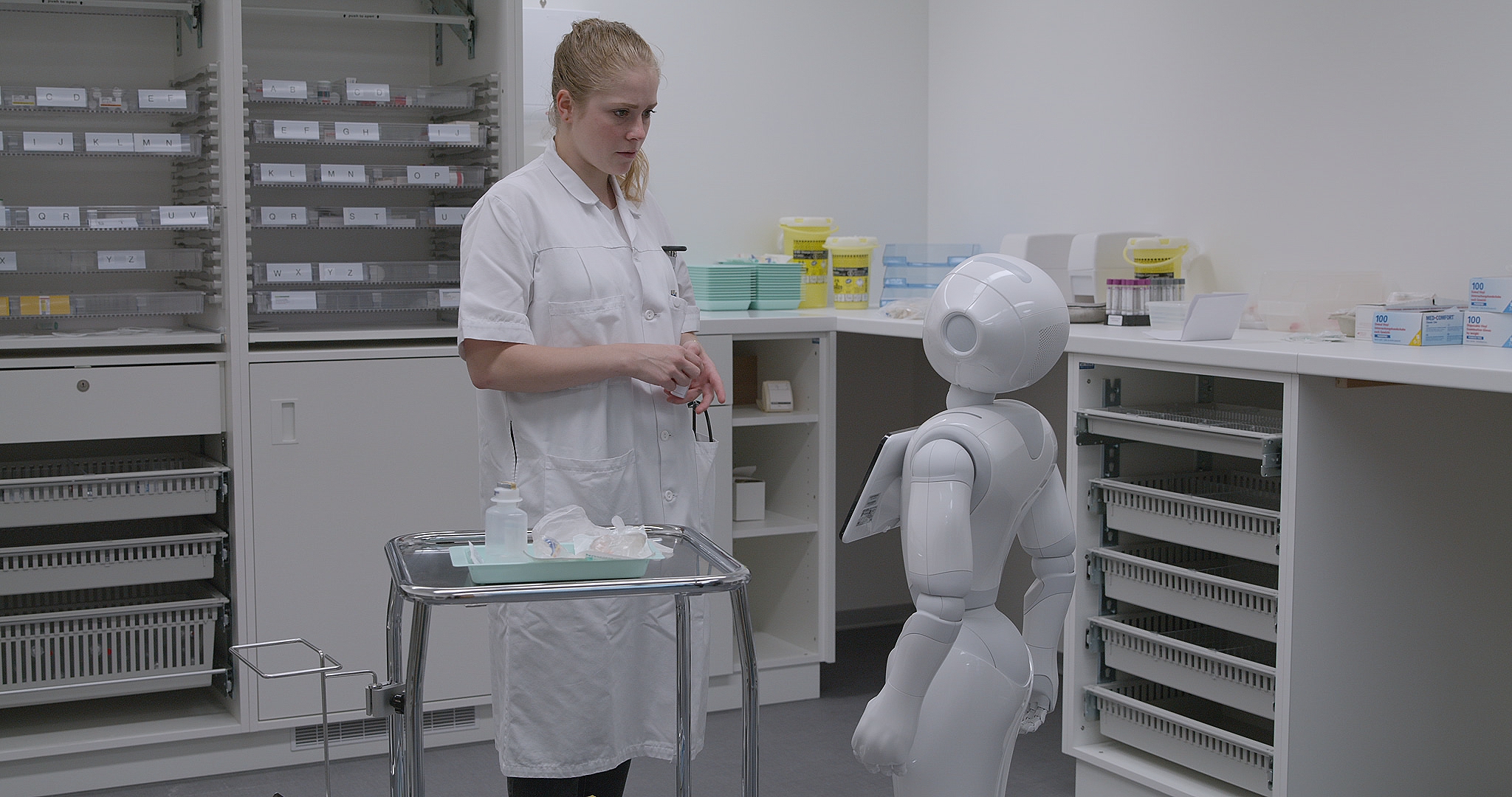 ممرضة تُحادث إنسانا آليا (روبوت)