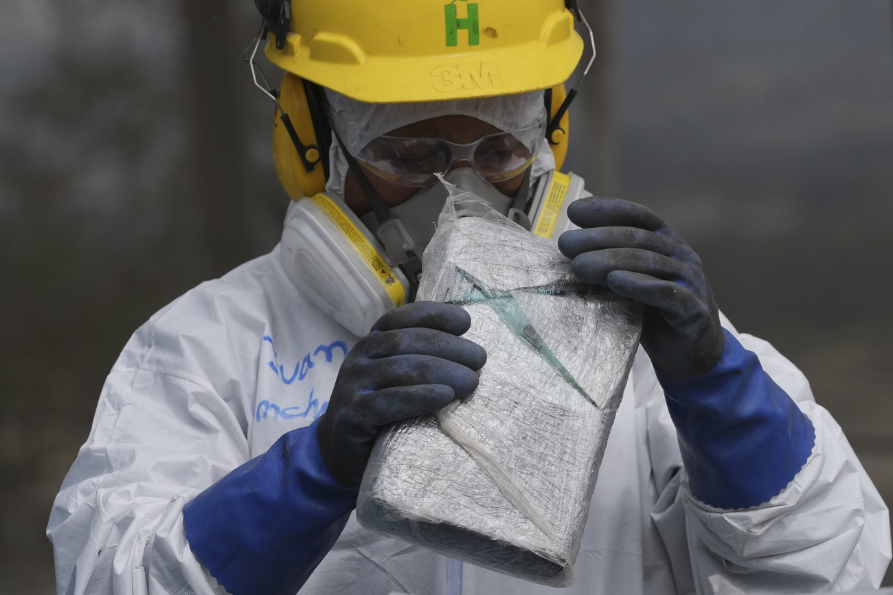 Un homme tenant un pain de cocaïne