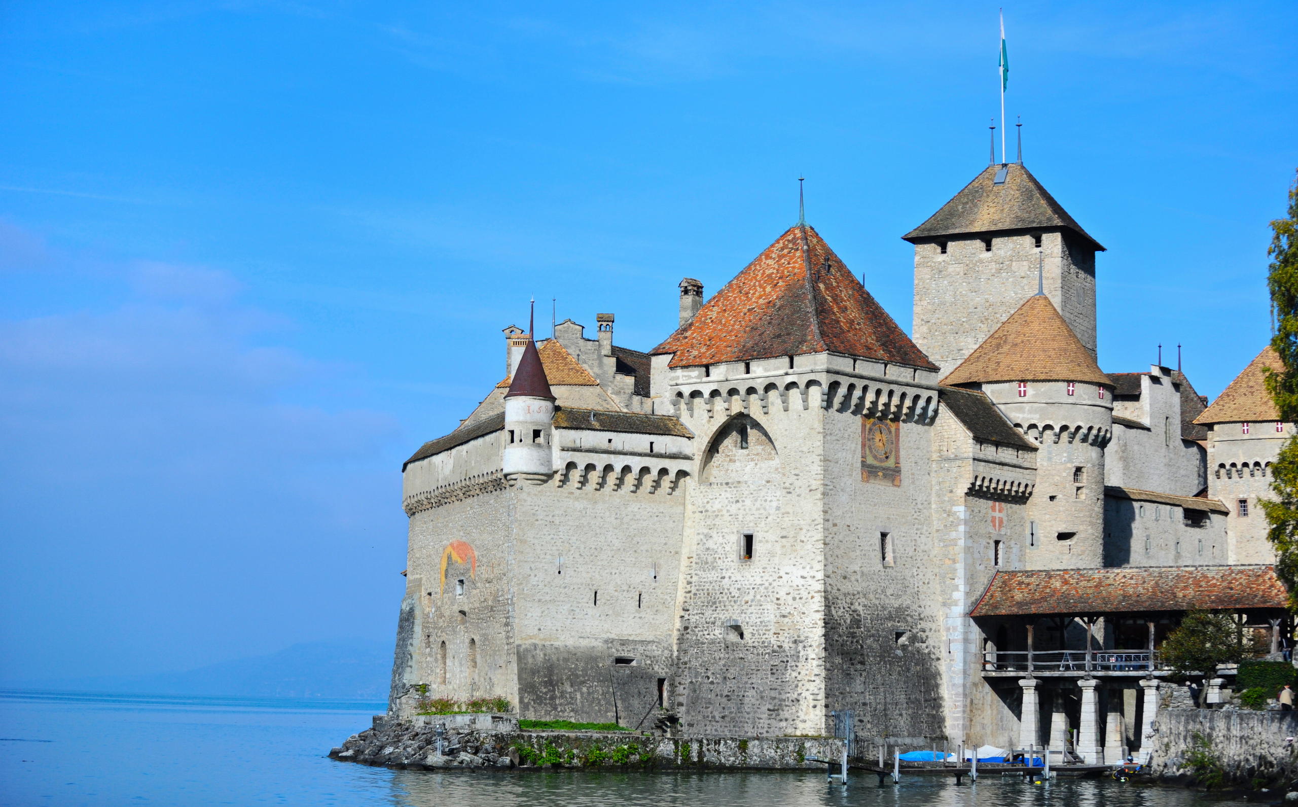 西庸城堡位於日內瓦湖畔，地理位置優越。