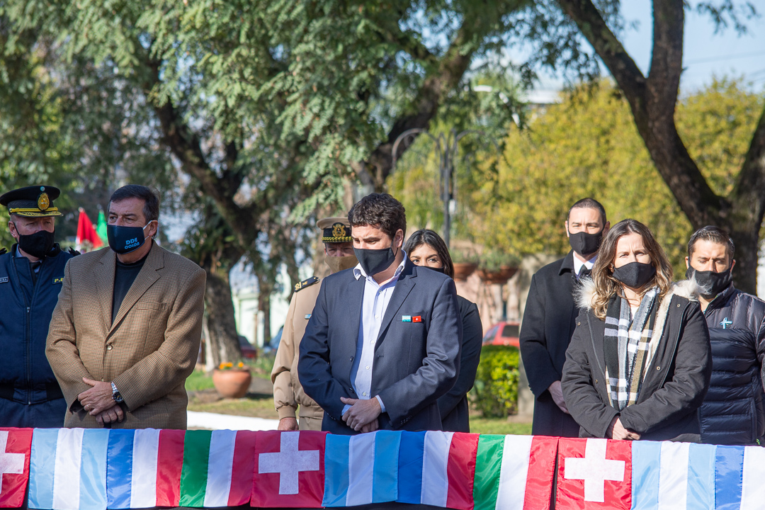 Personas con mascarilla celebran el 163 aniversario de la colonia valesana en San José