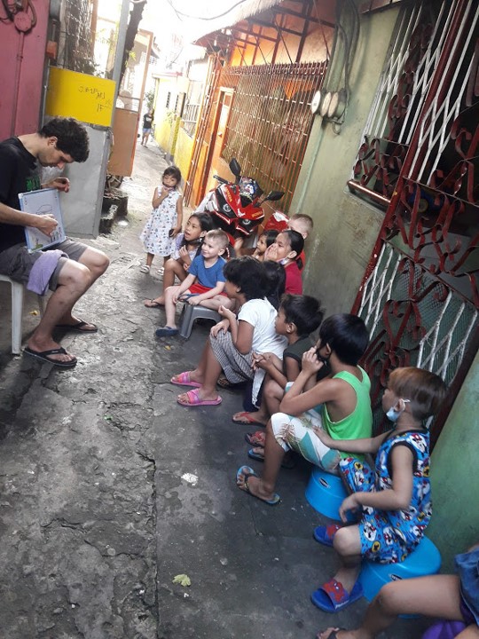 Dans la rue, Simon Stankowski donne des leçons aux enfants du quartier