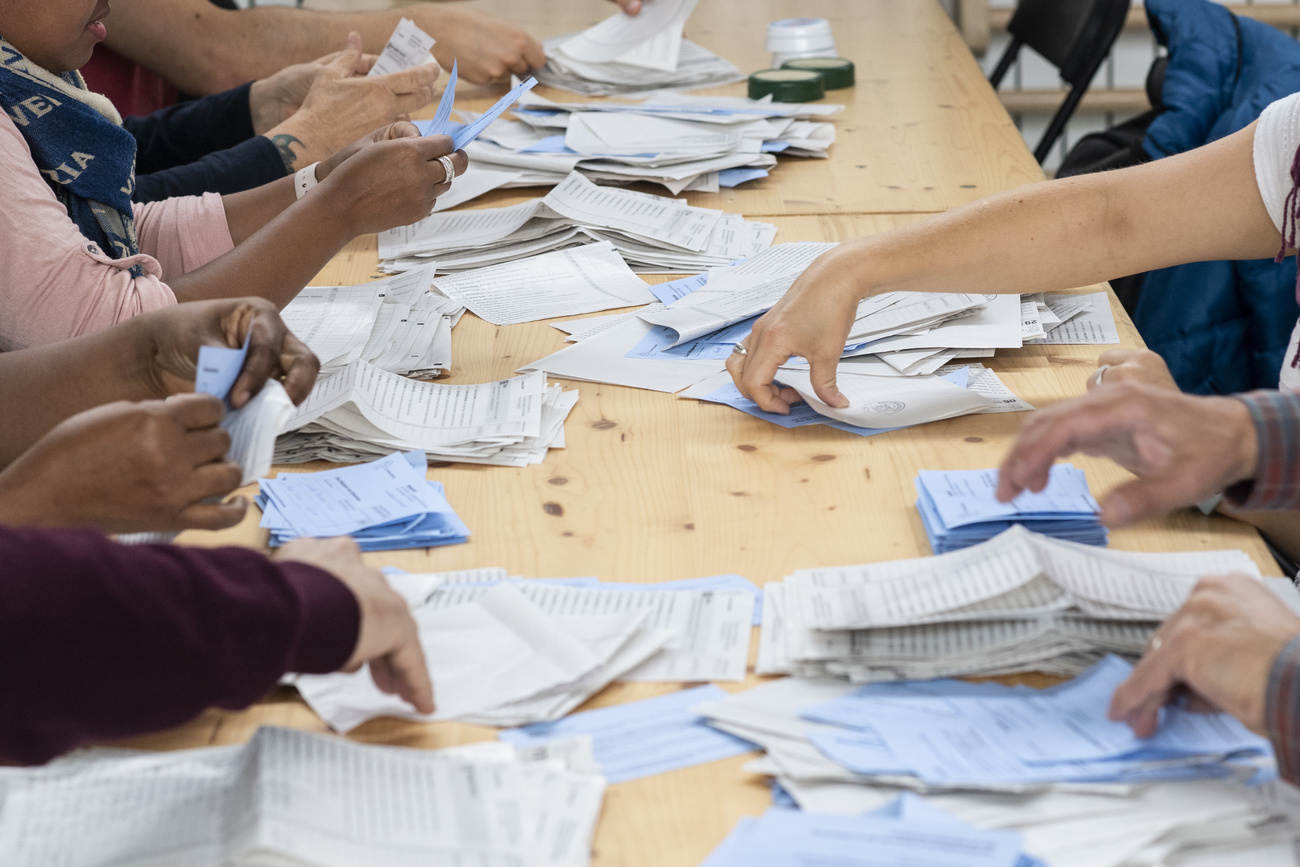 des bénévoles dépouillent des bulletin sde vote aux élections fédérales de 2019