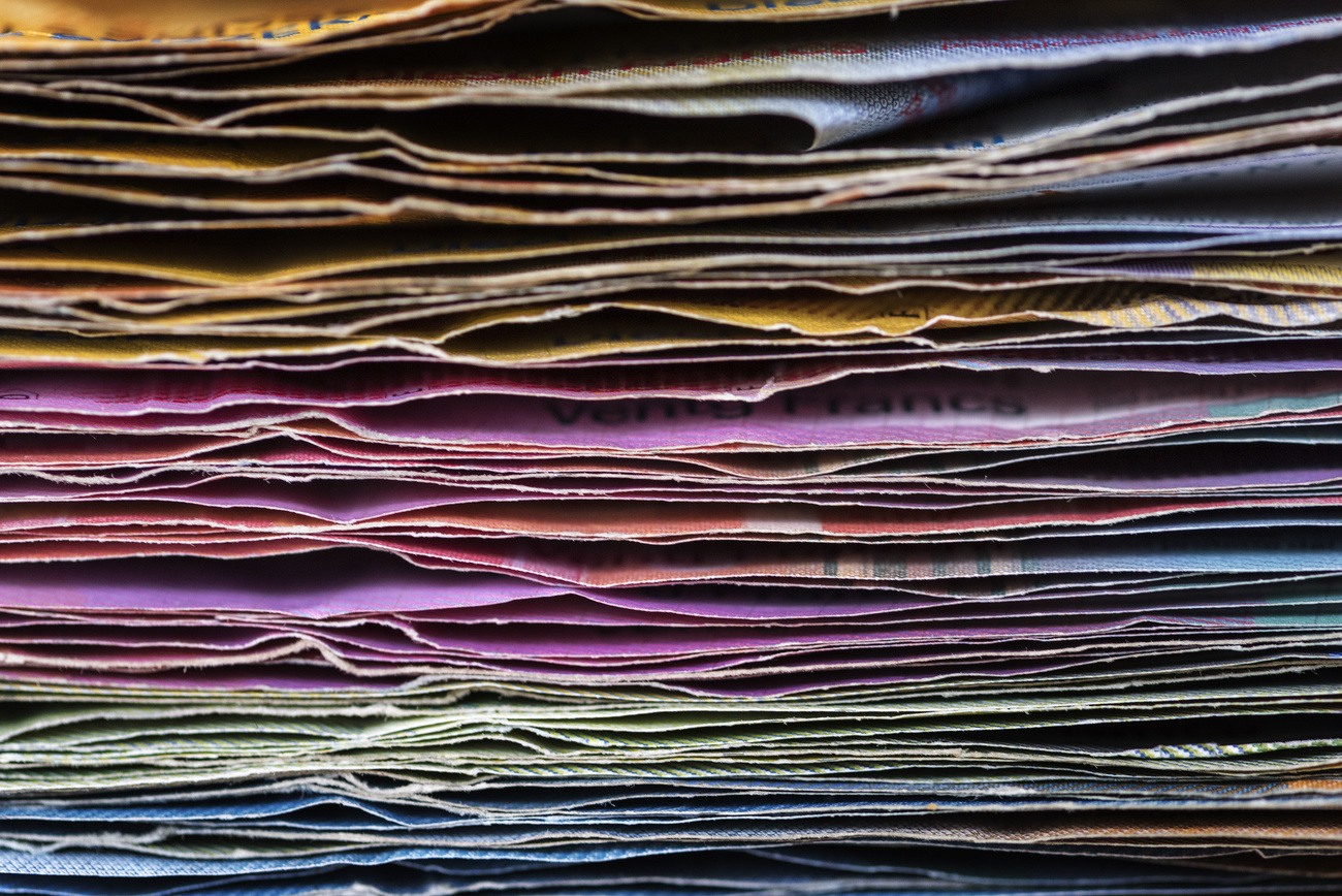 des billets de banque suisses empilés