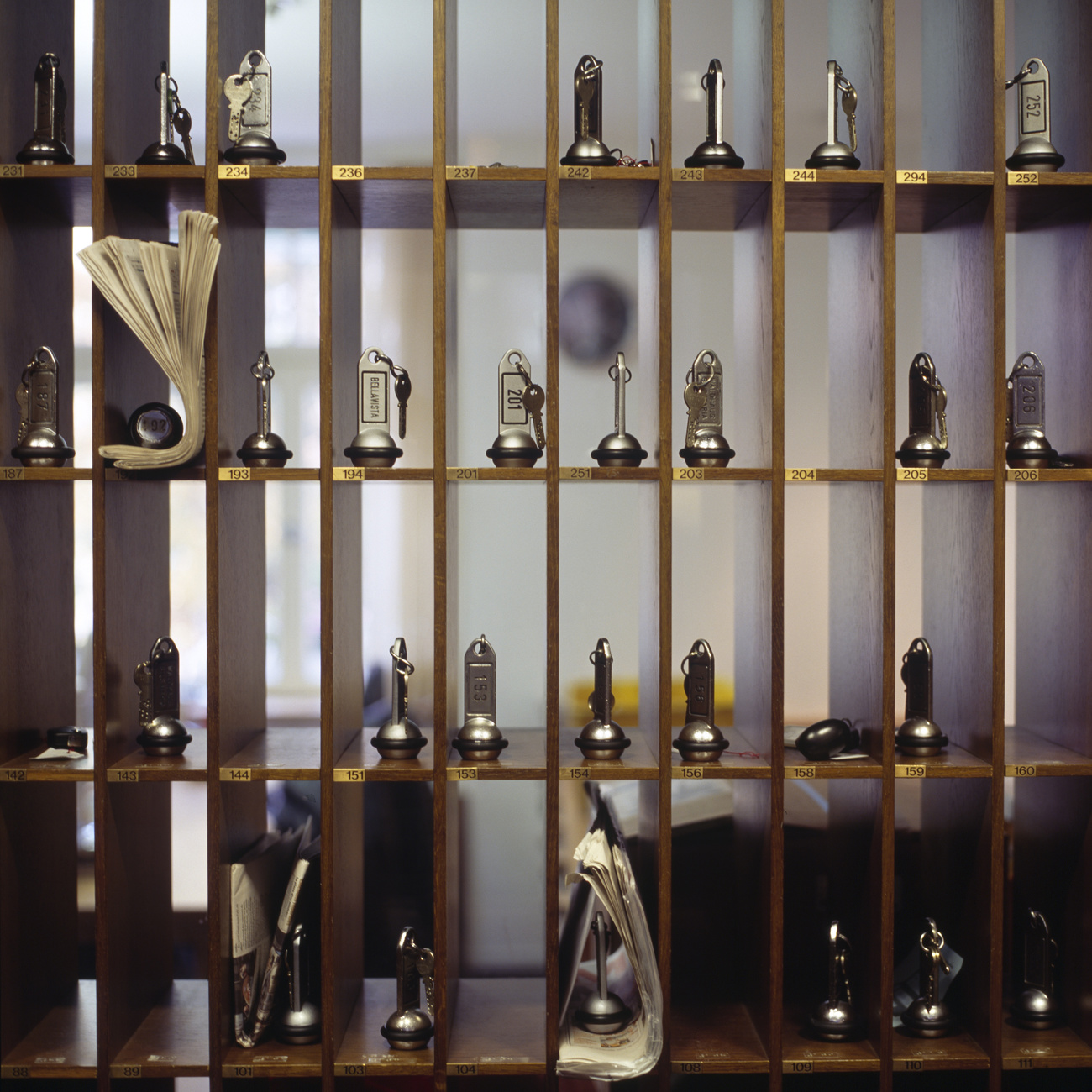 des clés d hôtel sur leur présentoir