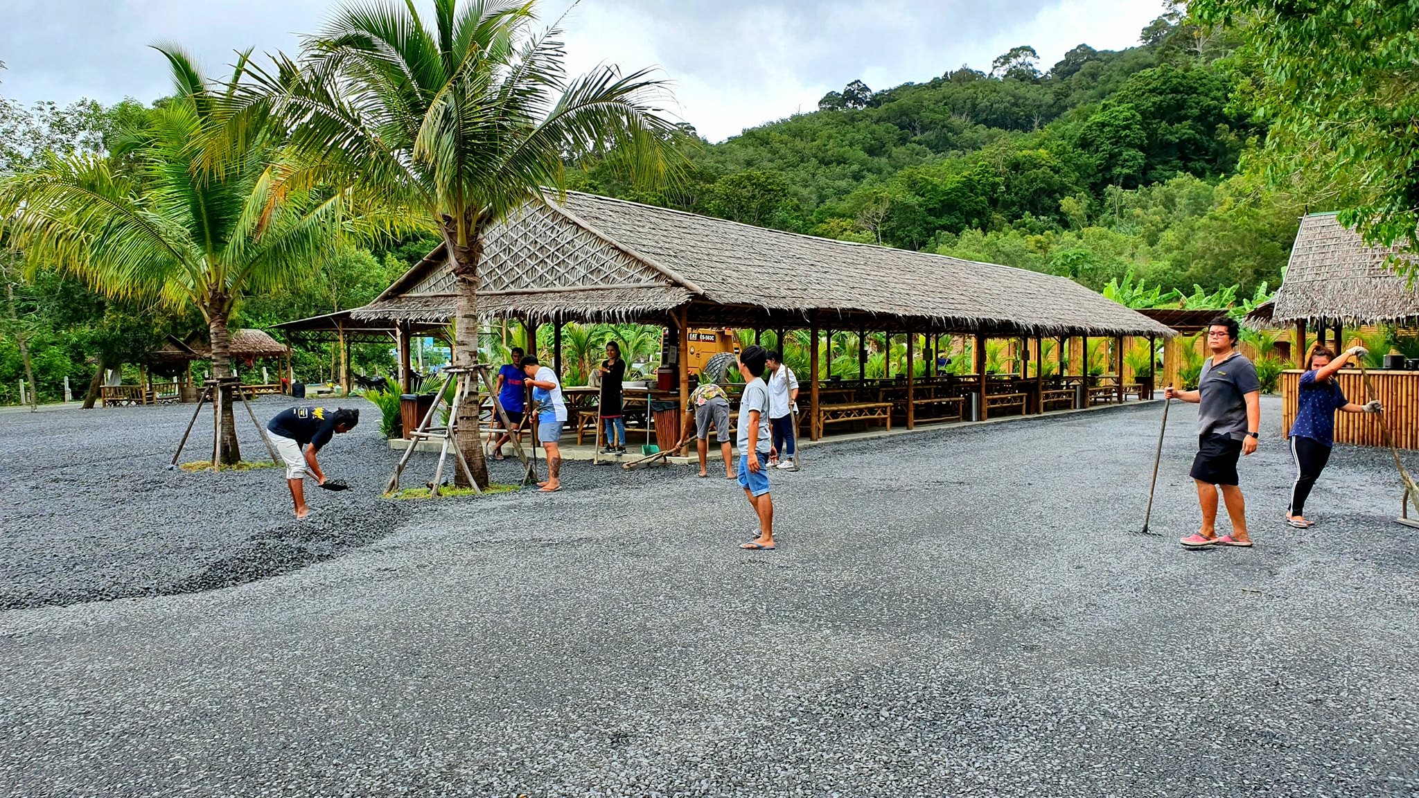 Des employés entretiennent le Green Sanctuary Elephant Park fondé par Urs Fehr