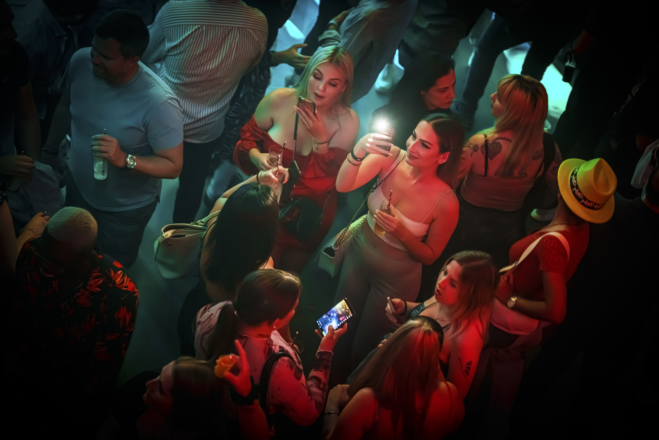 des jeunes-femmes en discothèque