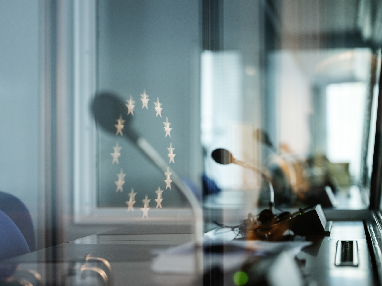 des micros et le reflet du drapeau européen