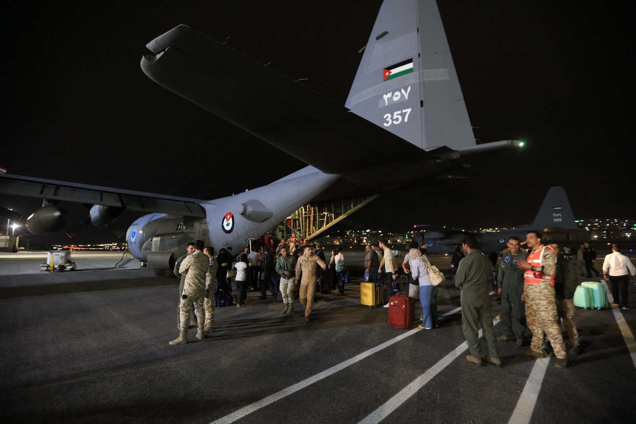 Des ressportissant-es de différents pays évacués du Soudan débarquent en Jordanie