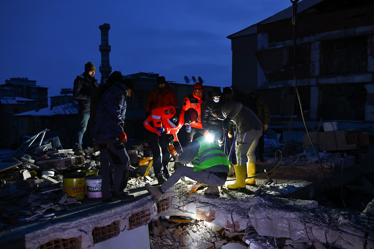 رجال الإنقاذ وسط أنقاض مبان بعد زلزال 6 فبراير 2023 في تركيا