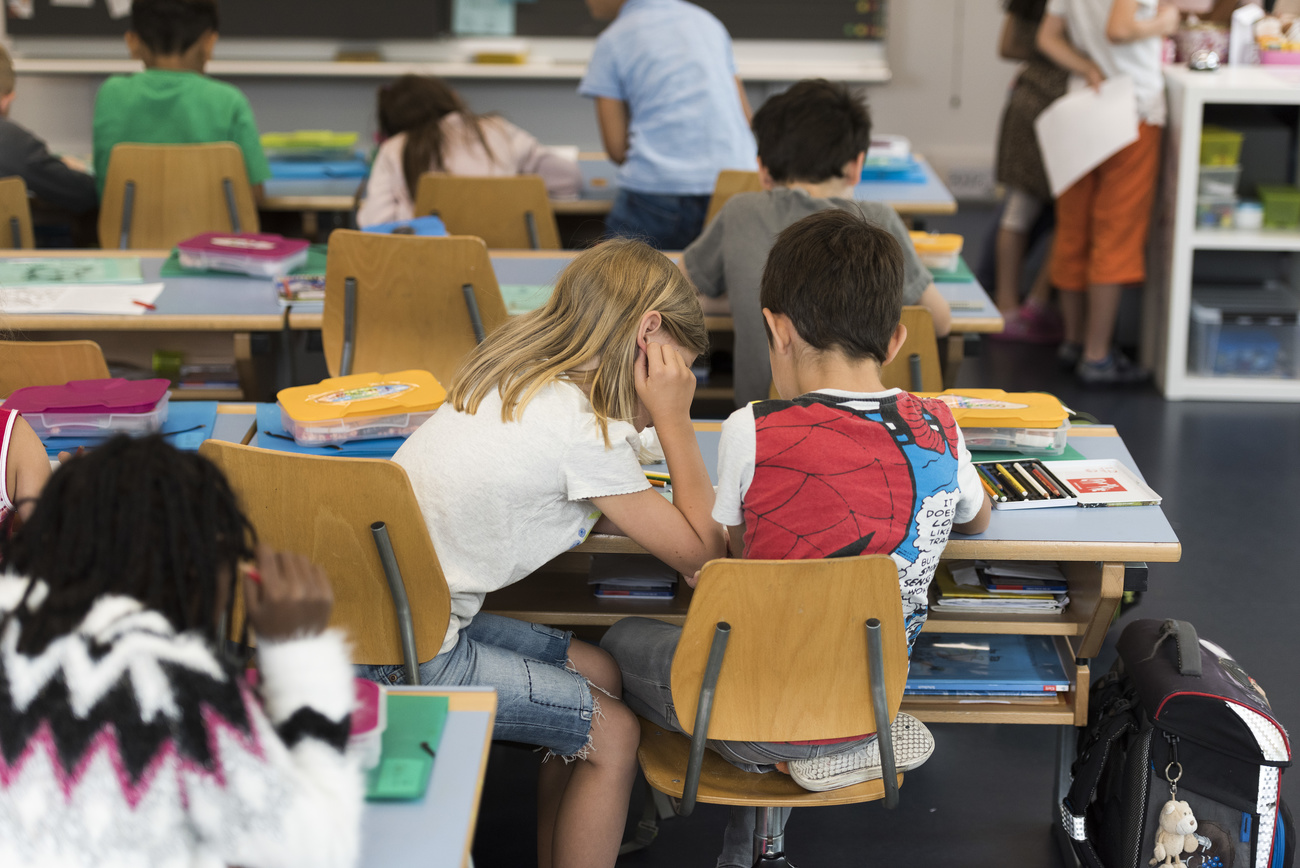 deux élèves d école primaire assis à leur bureau