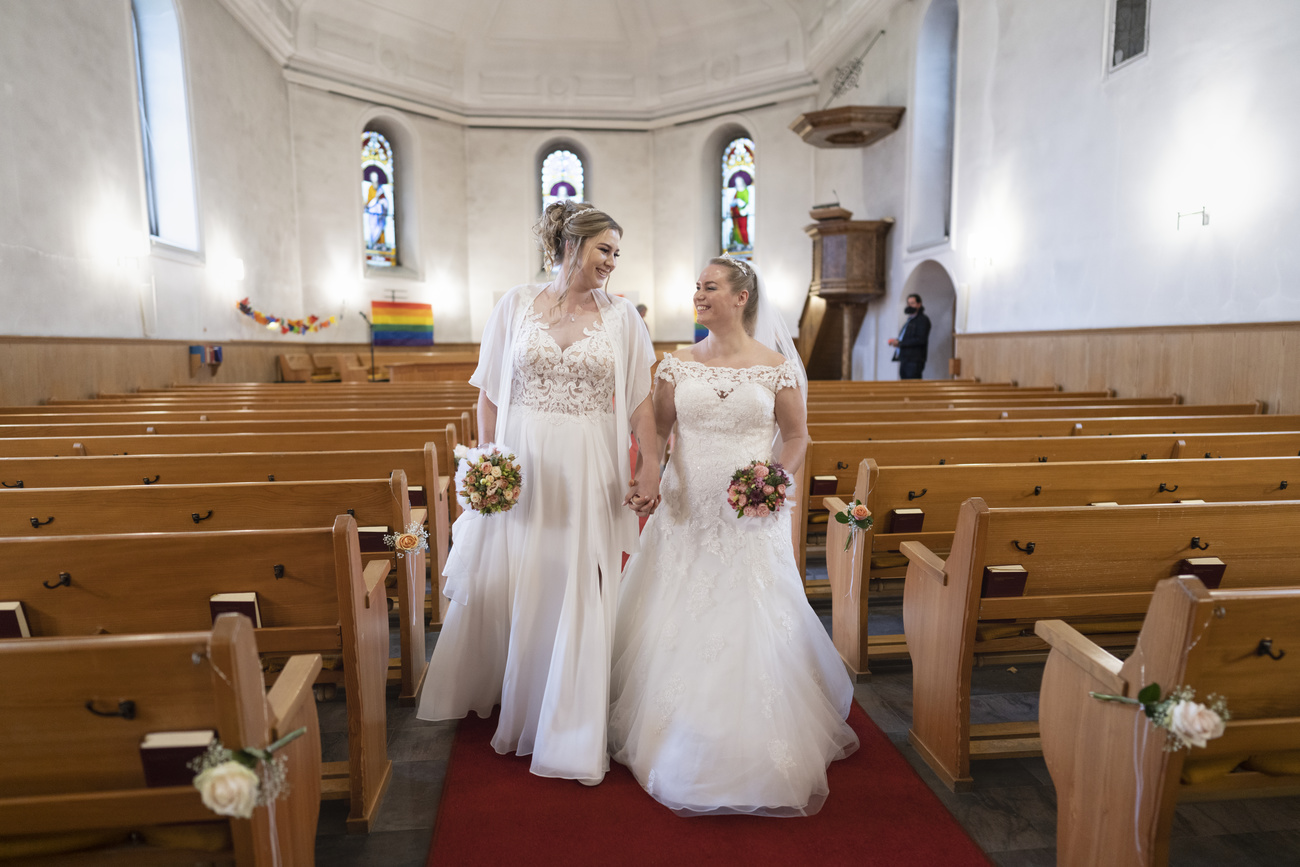 Deux femmes se marient à l église