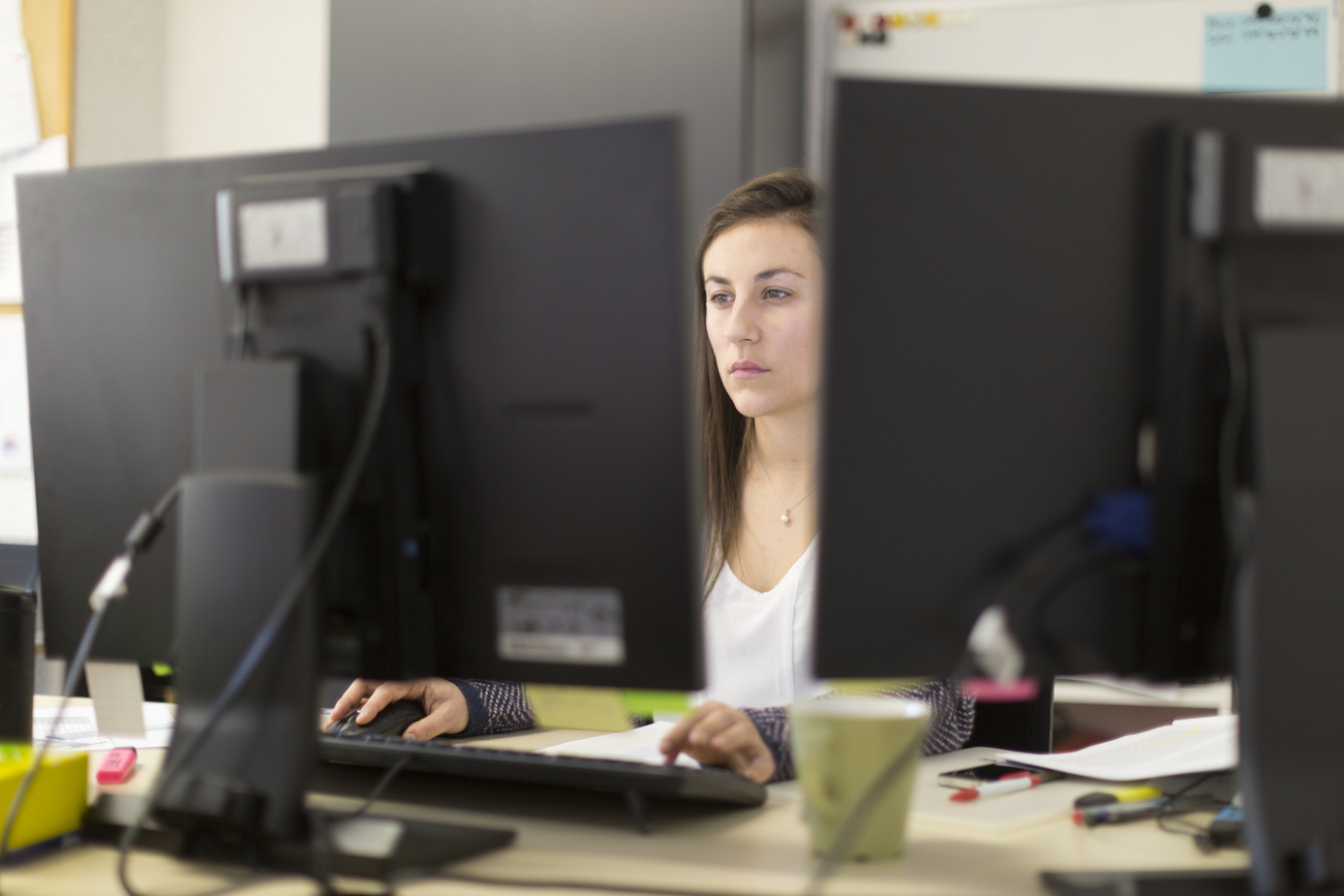 Femme à son bureau