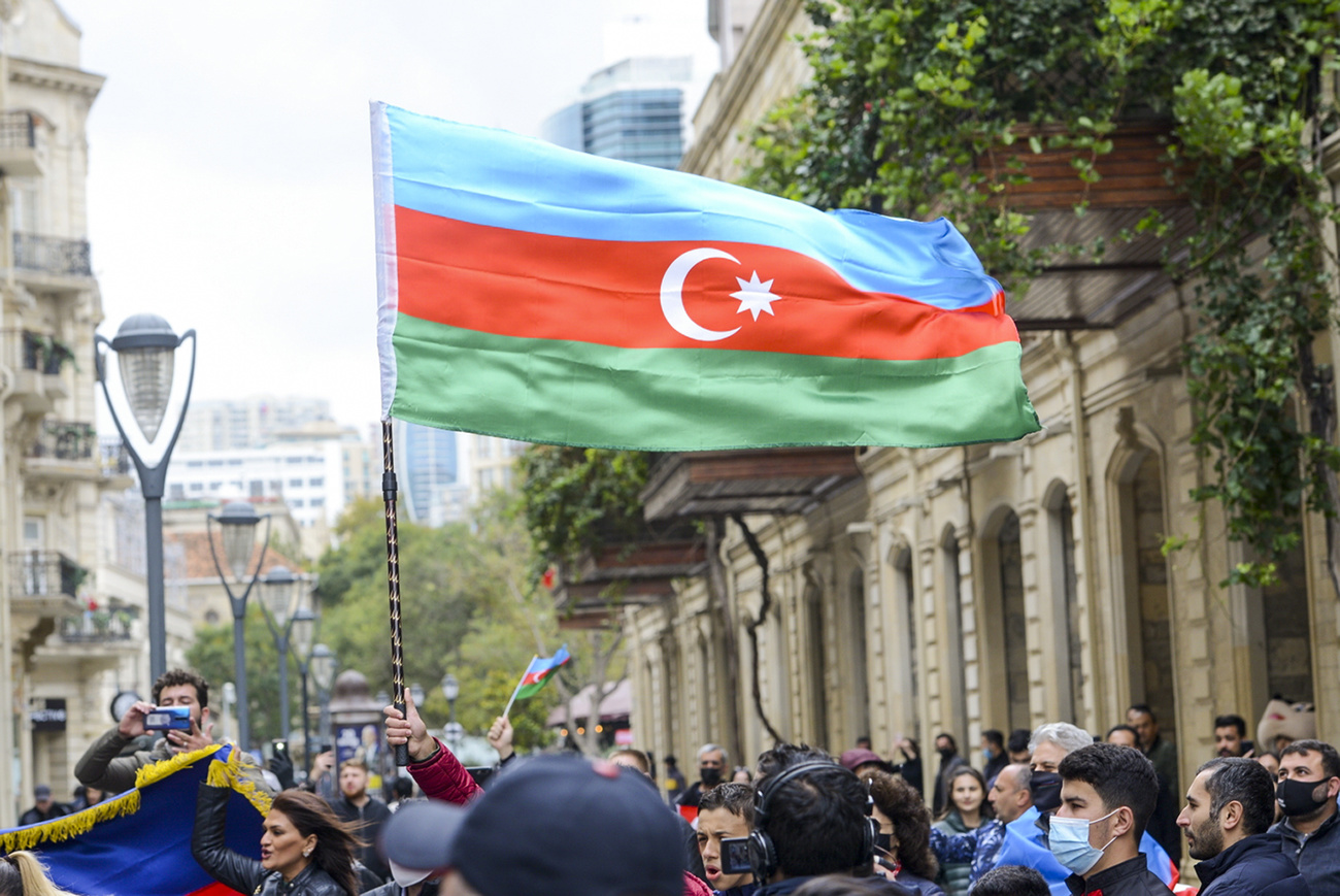 des Azéris portant le drapeau national