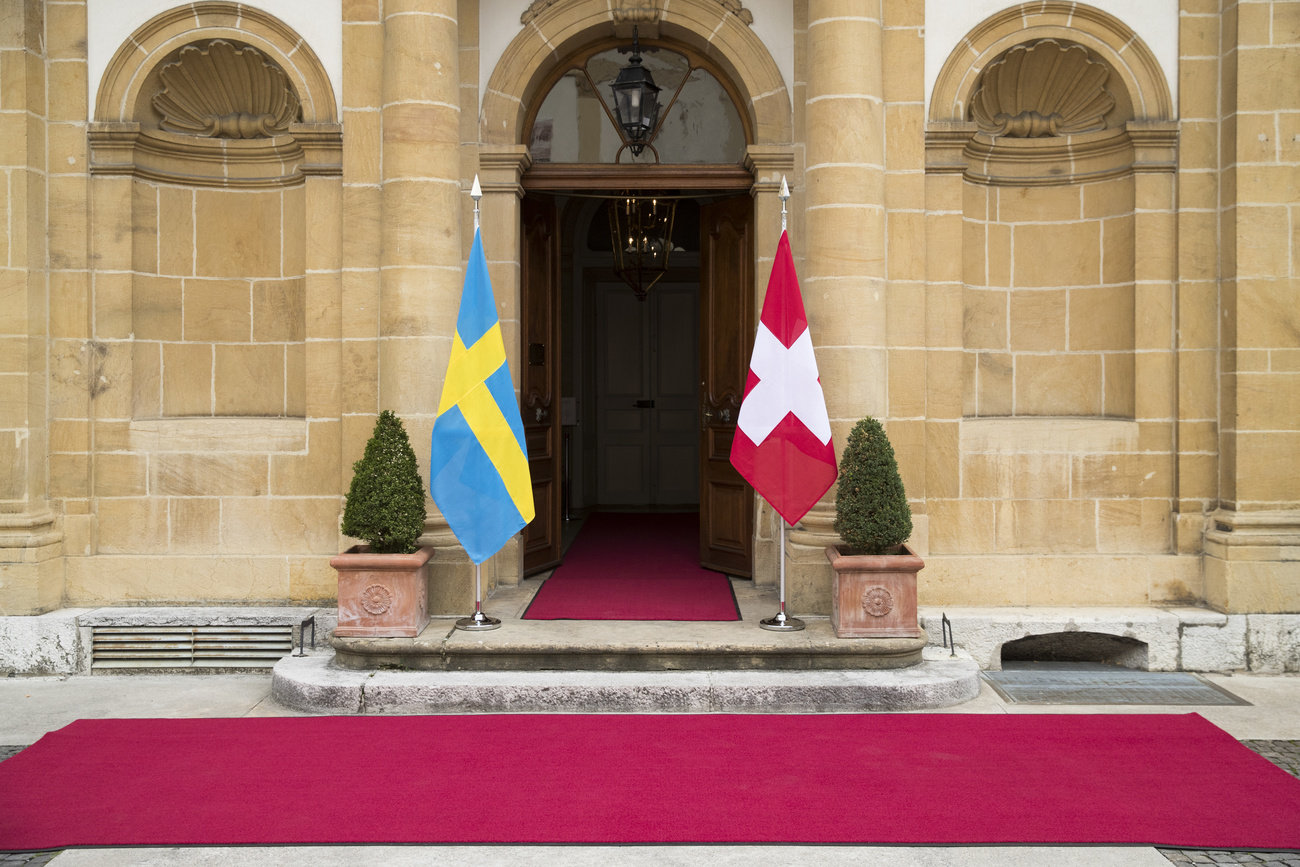 Drapeaux suédois et suisse