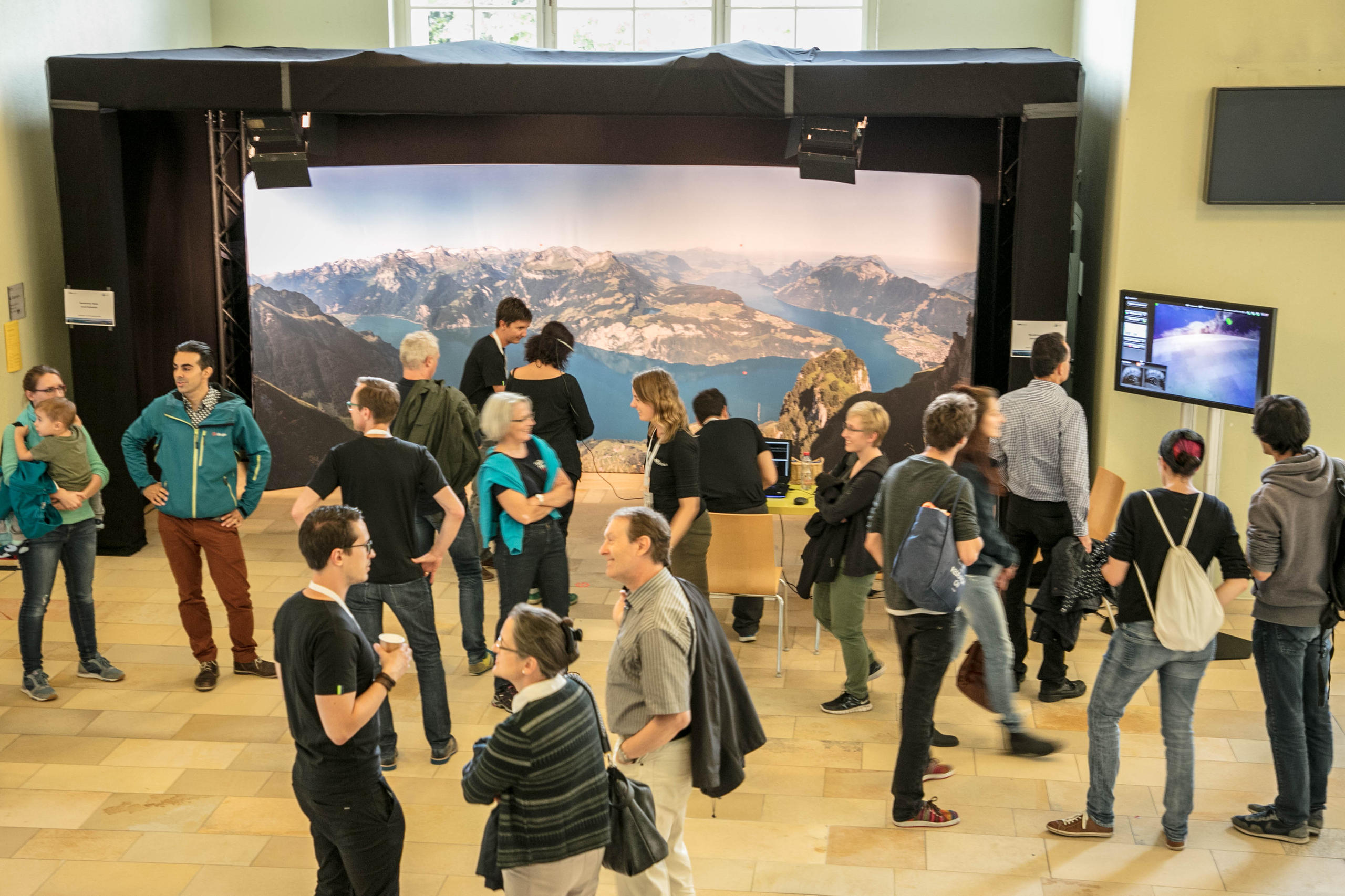 山の写真を見る来場者