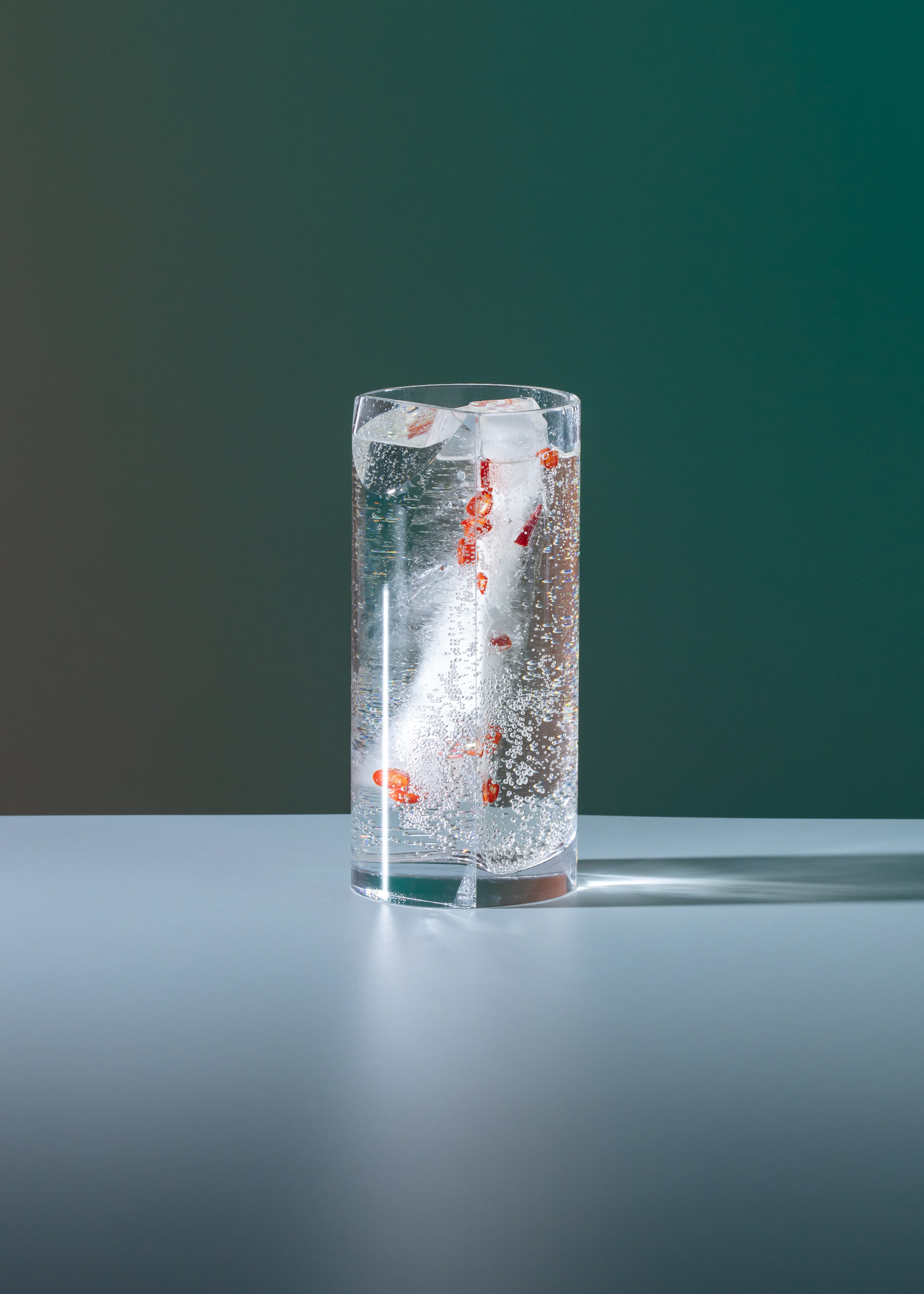 Cocktail con Spicy Ayuuk, Supasawa, Ginger Ale e peperoncino nel ghiaccio.