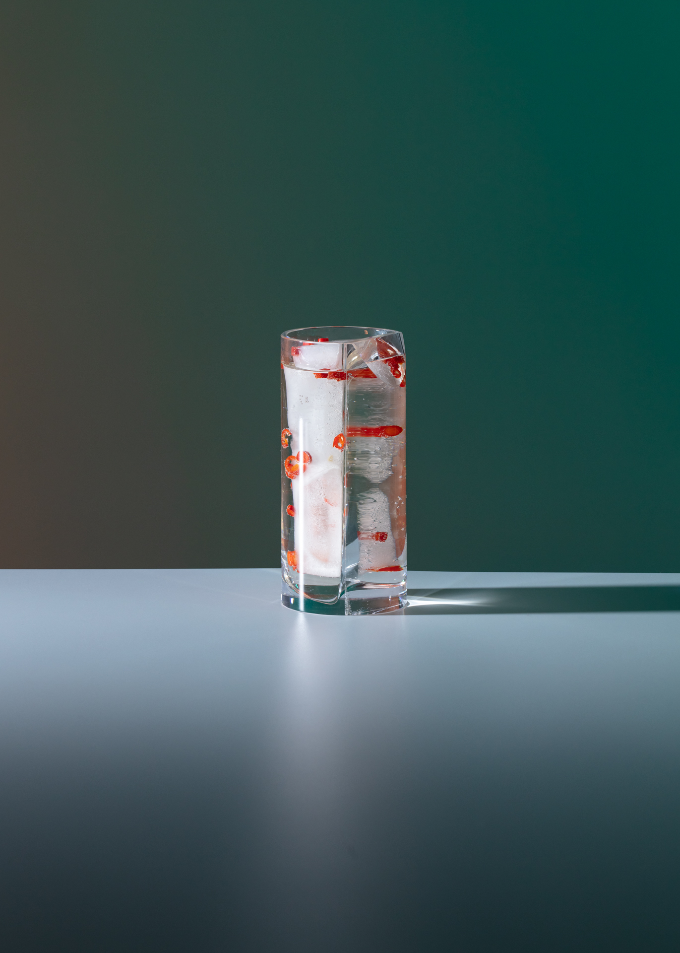 Cocktail con Spicy Ayuuk, Supasawa, Ginger Ale e peperoncino nel ghiaccio.