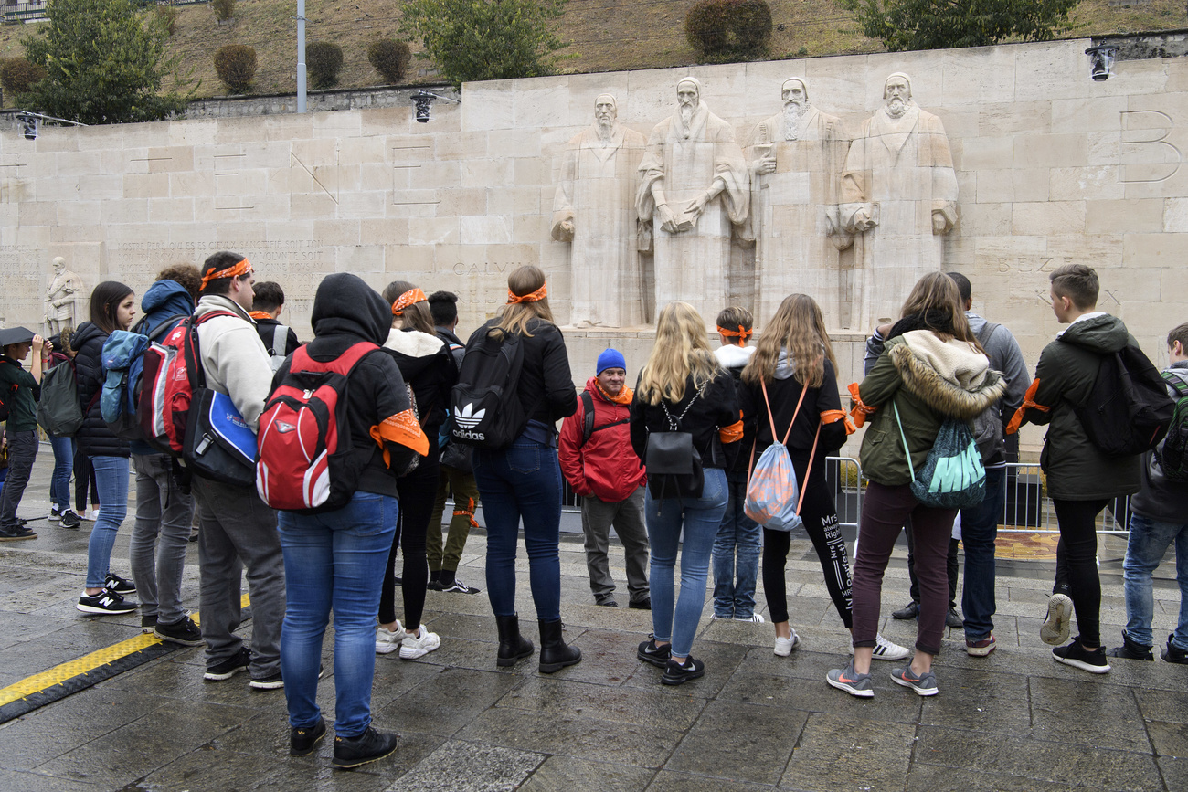 طلاب مدارس ينظرون إلى رموز الإصلاح