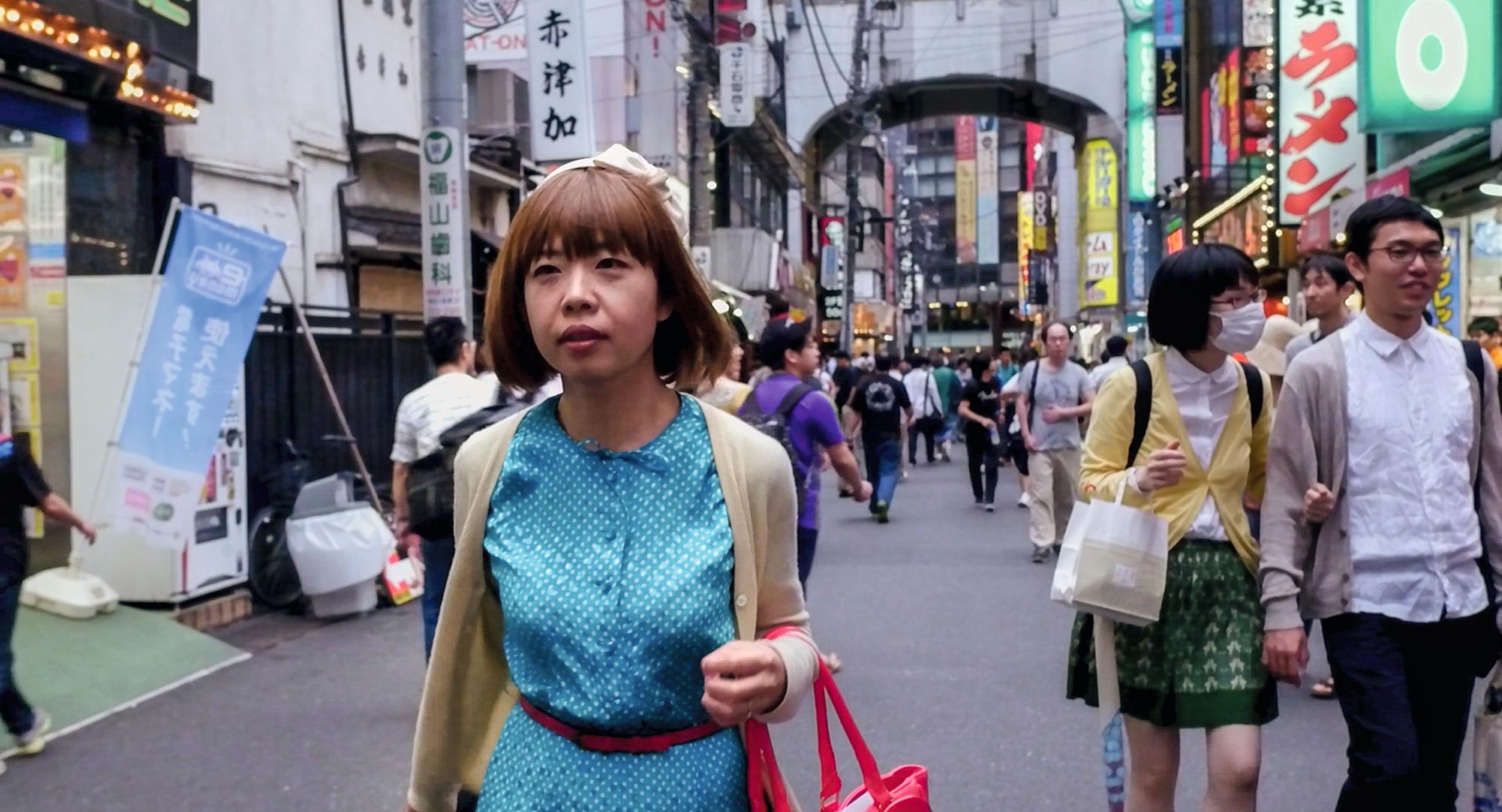 東京の街を歩くろくでなし子さん