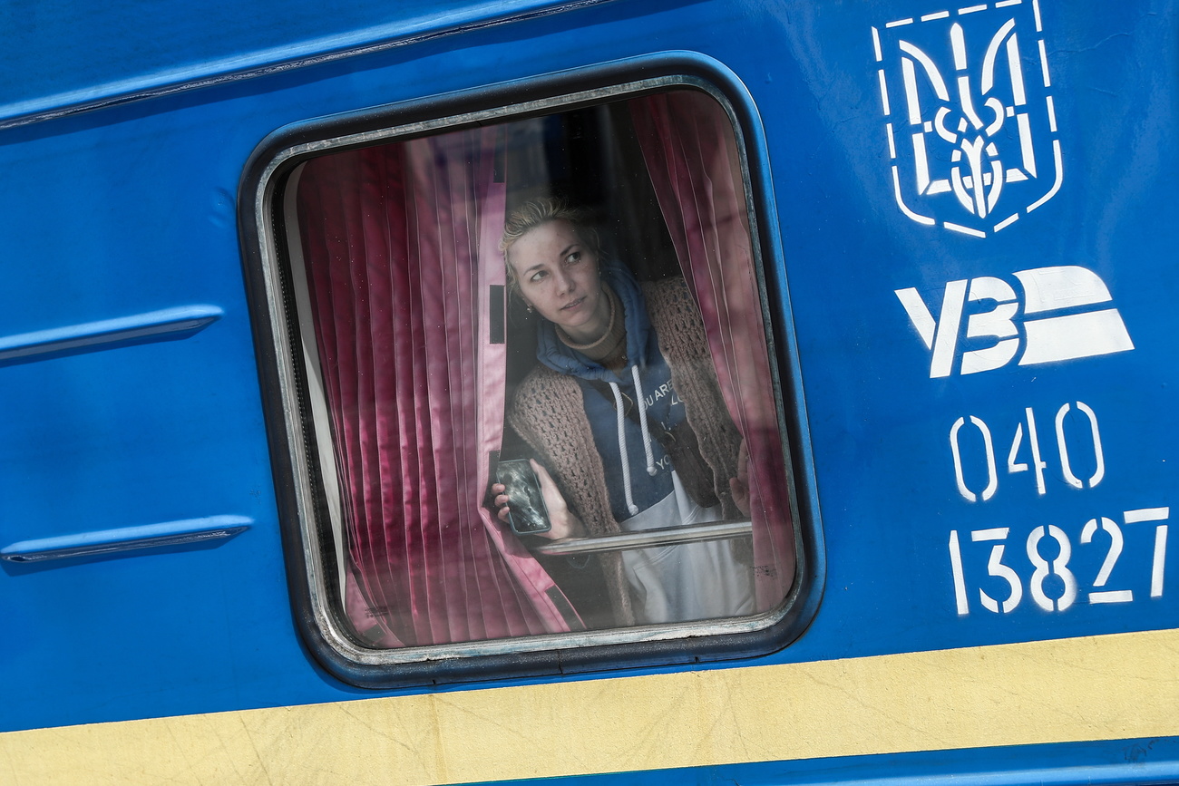 Femme à la fenêtre dnas un train en Ukraine