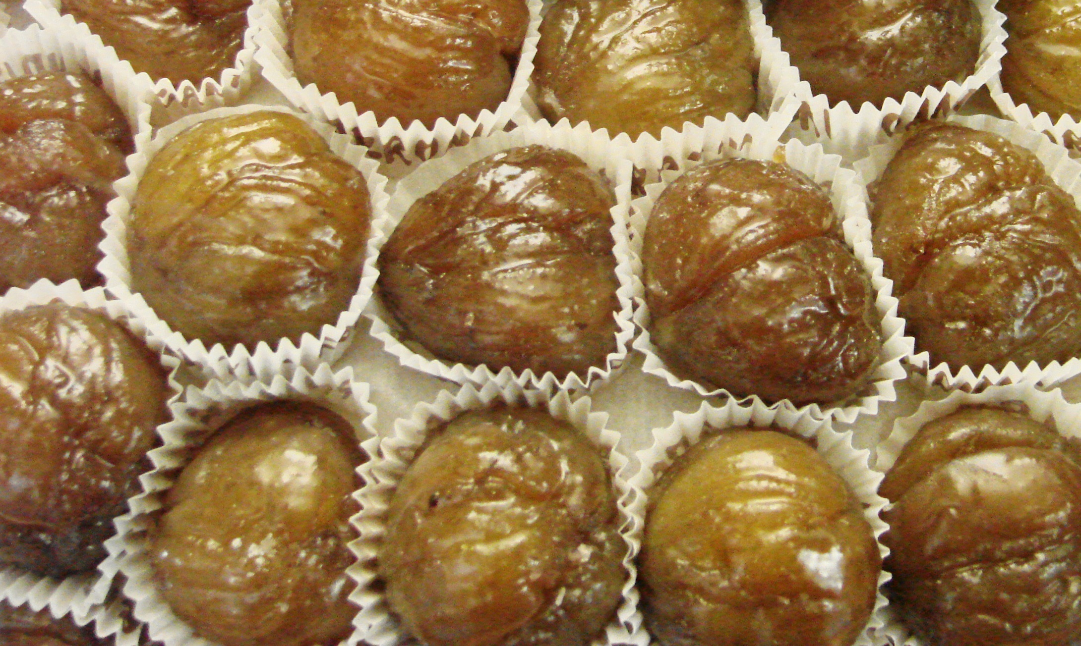 Primissimo piano di marrons glacés nei loro pirottini.