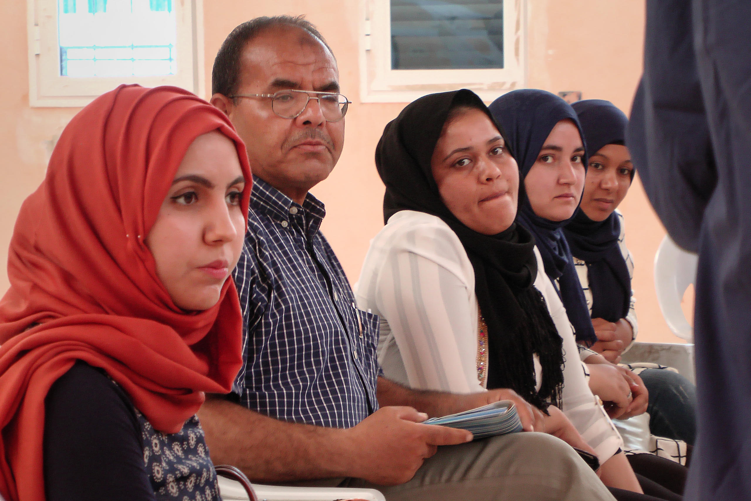 نساء ورجال مشاركون في اجتماع لممثلي المدني في محافظة قفصة جنوب غرب تونس