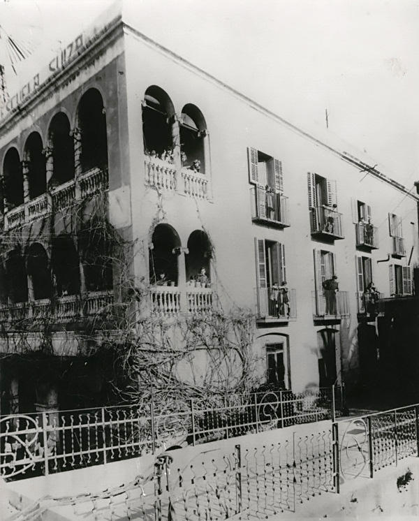 Foto en blanco y negro del edificio que albergaba en 1919 la Escuela Suiza de Barcelona