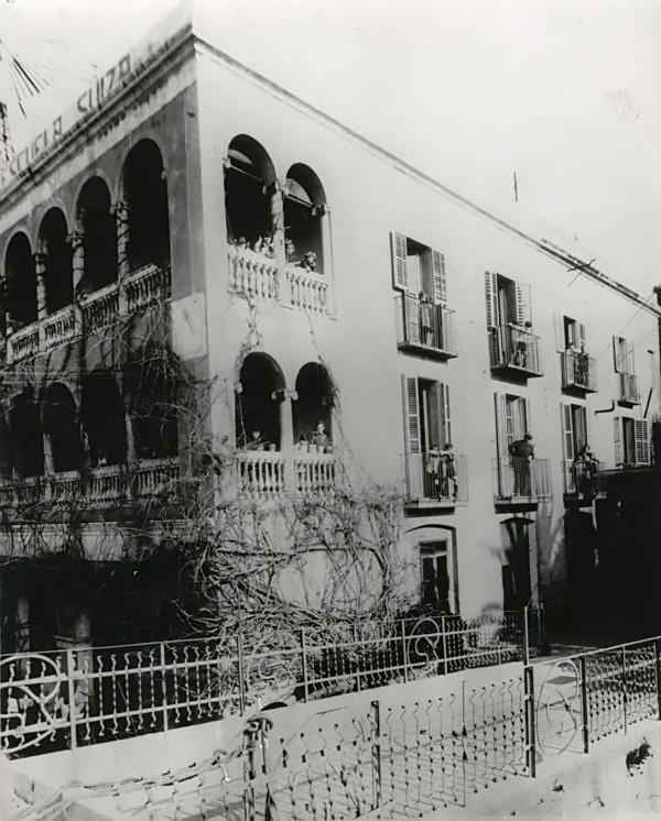 Photo d un bâtiment en noir et blanc.