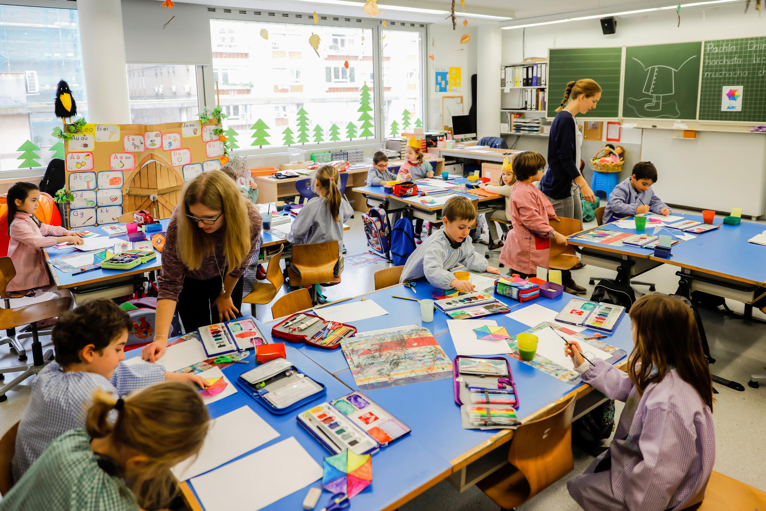 Ninos en el aula de la Escuela Suiza de Barcelona pintando