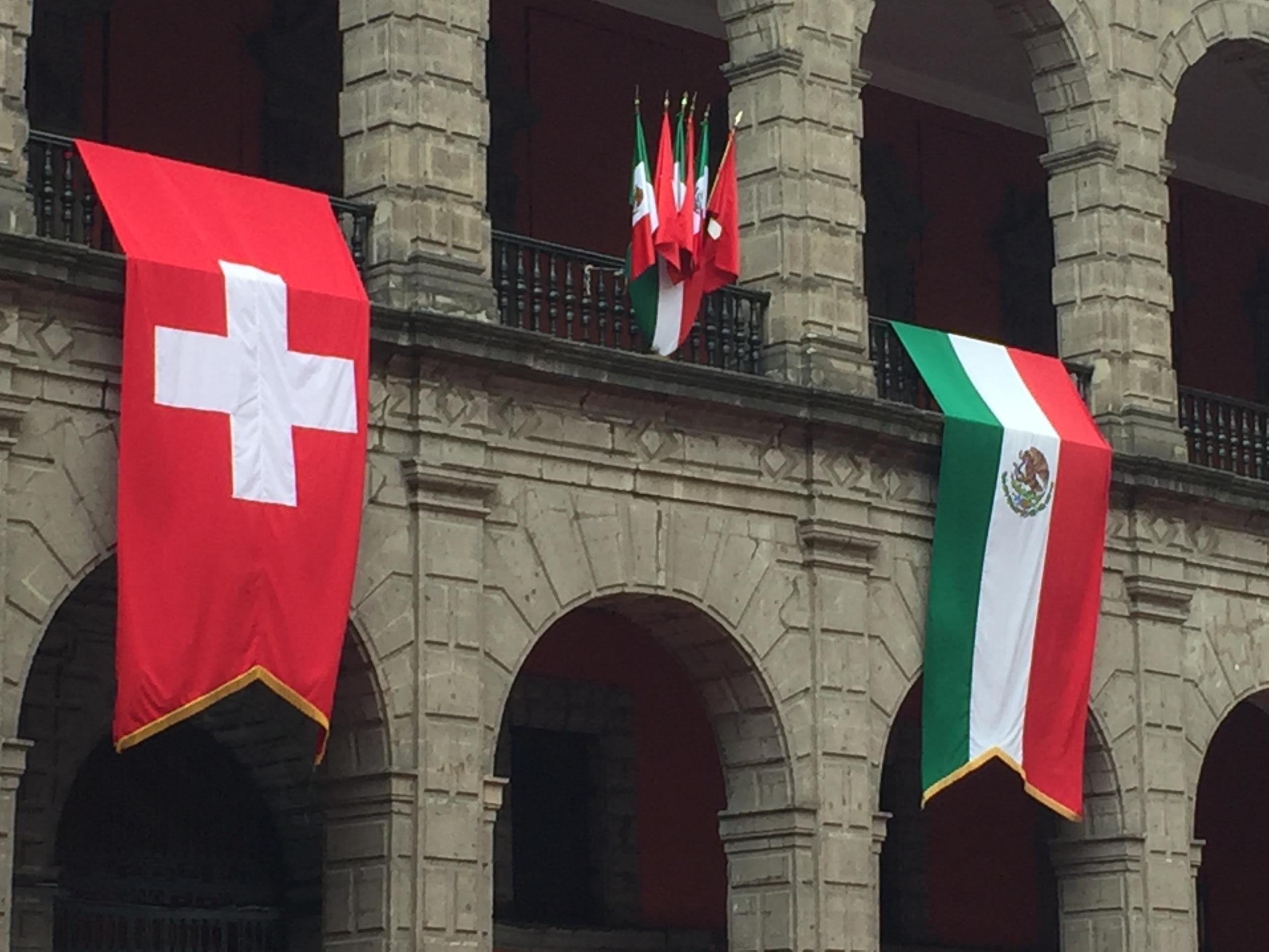 Banderas de Suiza y México