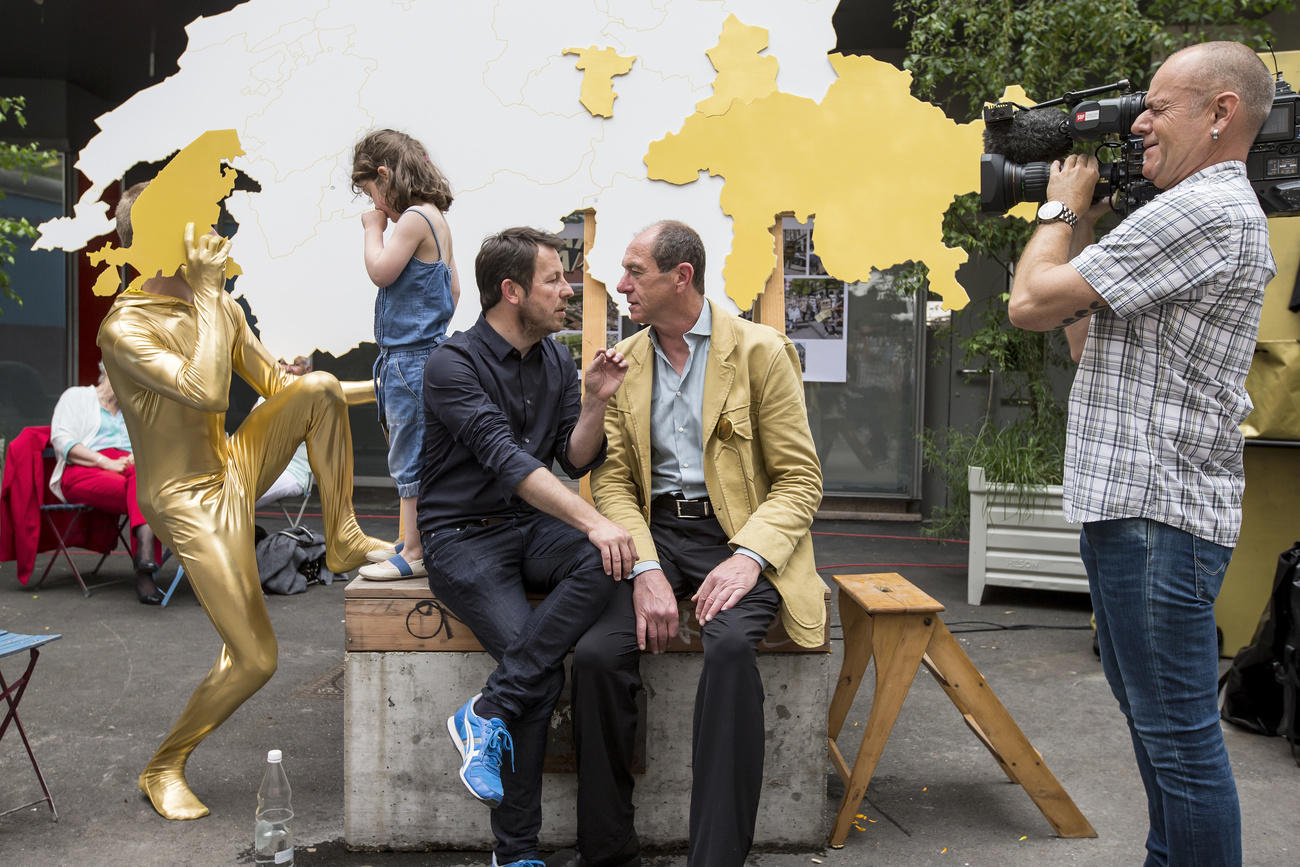 Daniel Häni und Enno Schmidt, 2016 auf einer Bank sitzend am Abstimmungsfest der Initianten der Grundeinkommensinitiative.