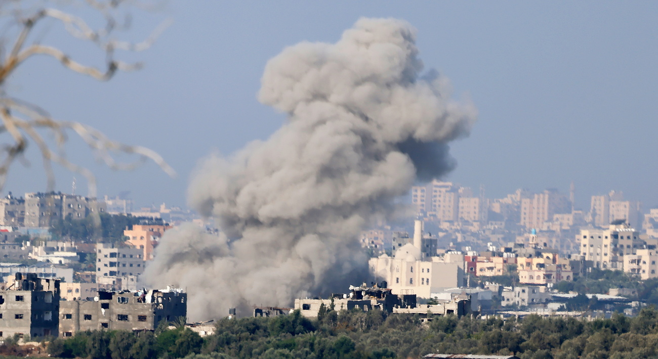 des fumées s échappent d un hôpital du centre de Gaza, bombardé le 17 octobre 2023