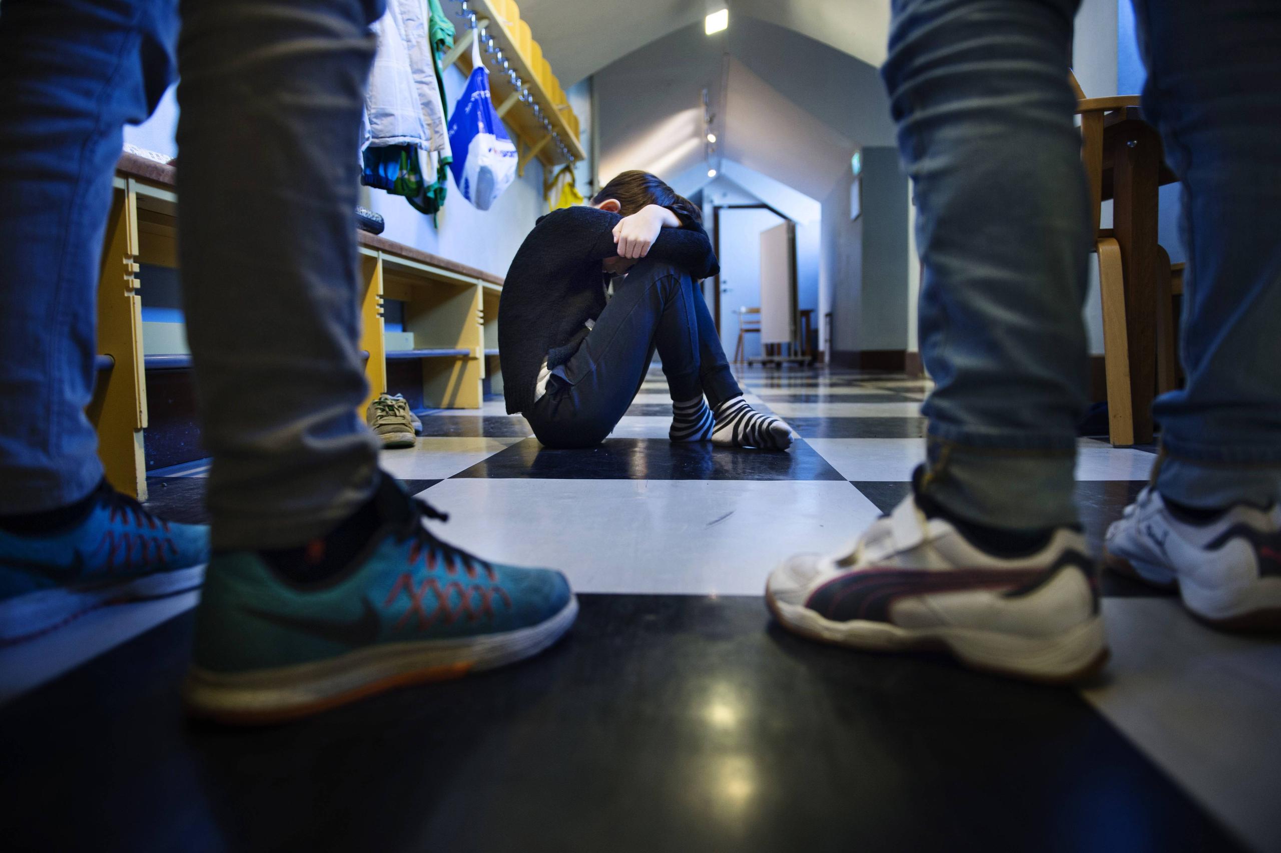 穿秋裤、啃猪蹄、丹凤细眼……任何一个理由,都可能成为这些孩子遭遇校园霸凌的成因。