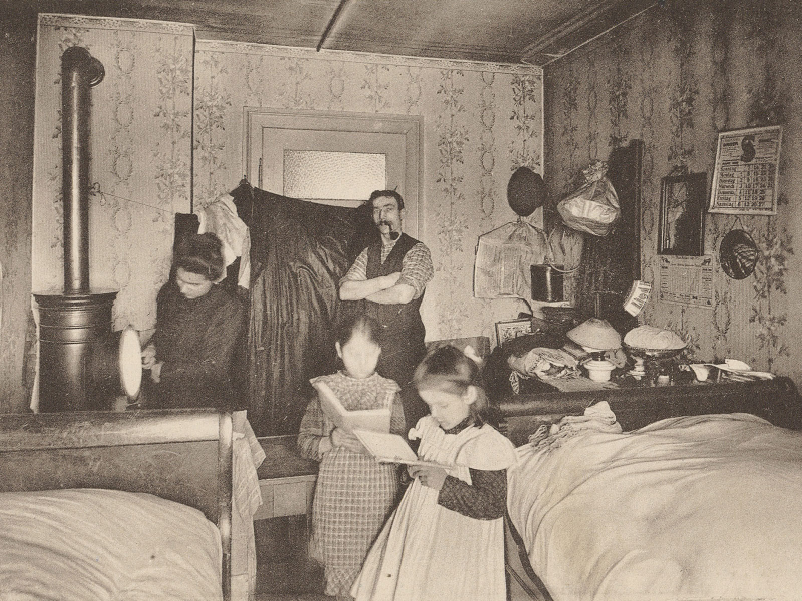 这家人靠在苏黎世给富人帮佣为生。他们的居住空间逼仄，一间屋兼具厨房、客厅和卧室之用。此图被瑞士“居家办公”展览选中，印刷为配套明信片。图片约绘制于1900年。