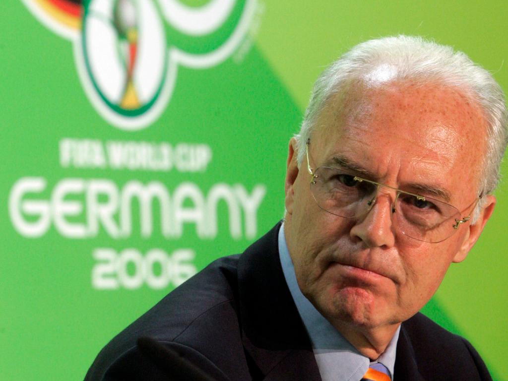 Franz Beckenbauer vor Banner Germany 2006