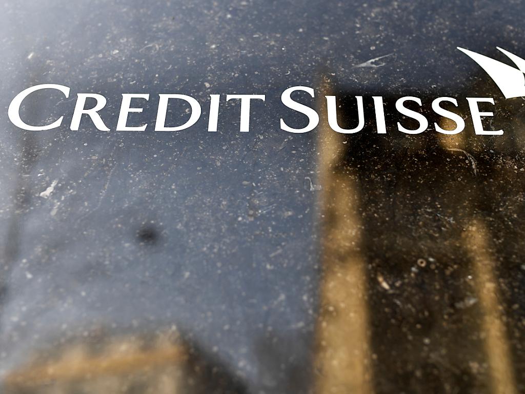 Im Logo der Credit Suisse spiegeln sich Häuserfassaden.