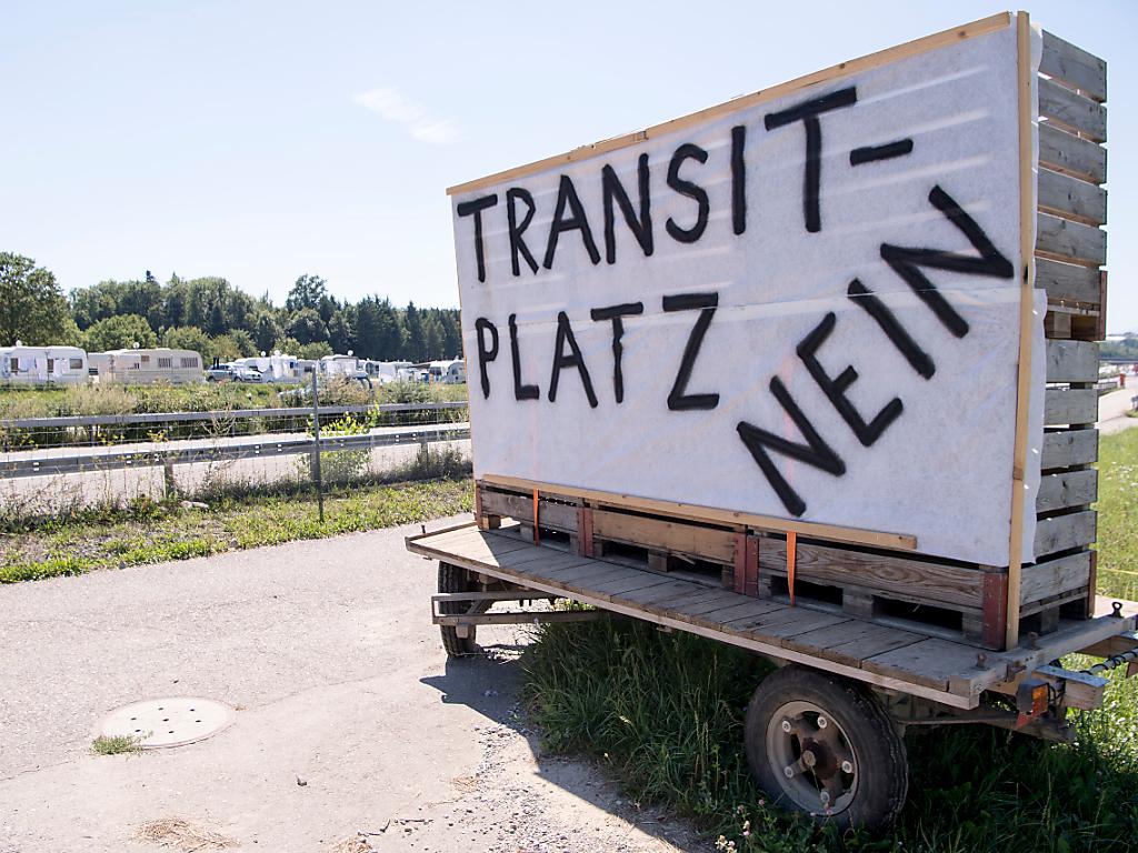 Auf einem weissen Tuch steht Transitplatz Nein.